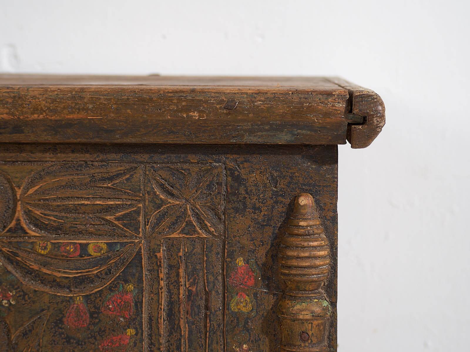 Antique chest carved with floral motifs (c.1820)