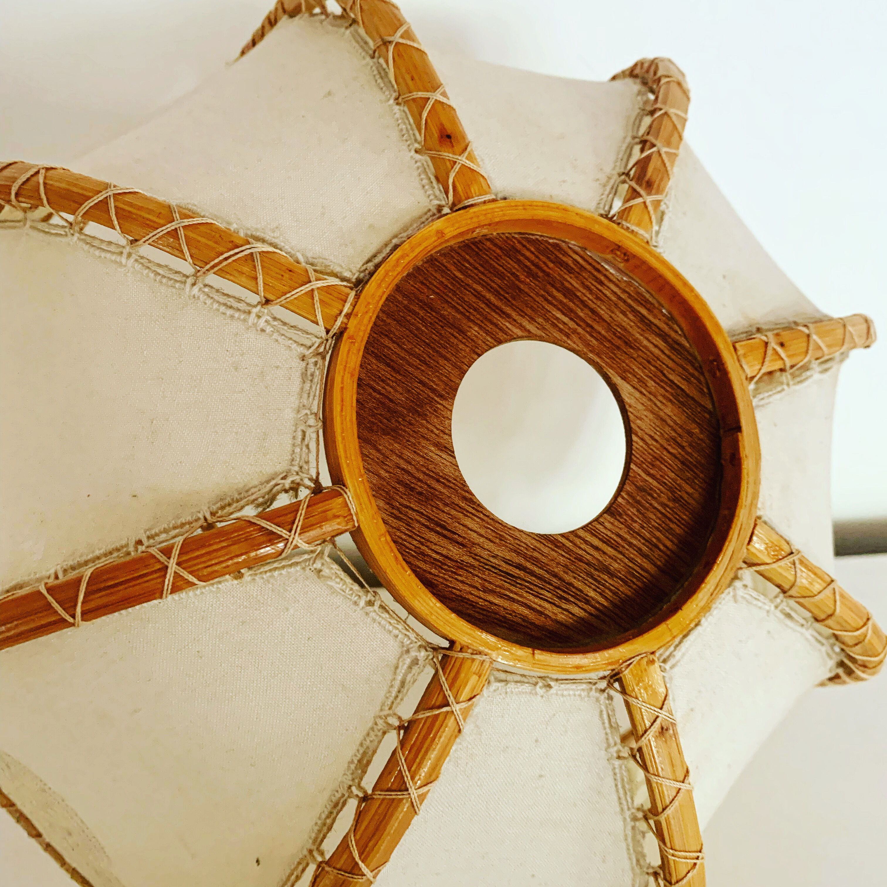 Vintage suspension lamp in rattan and lace