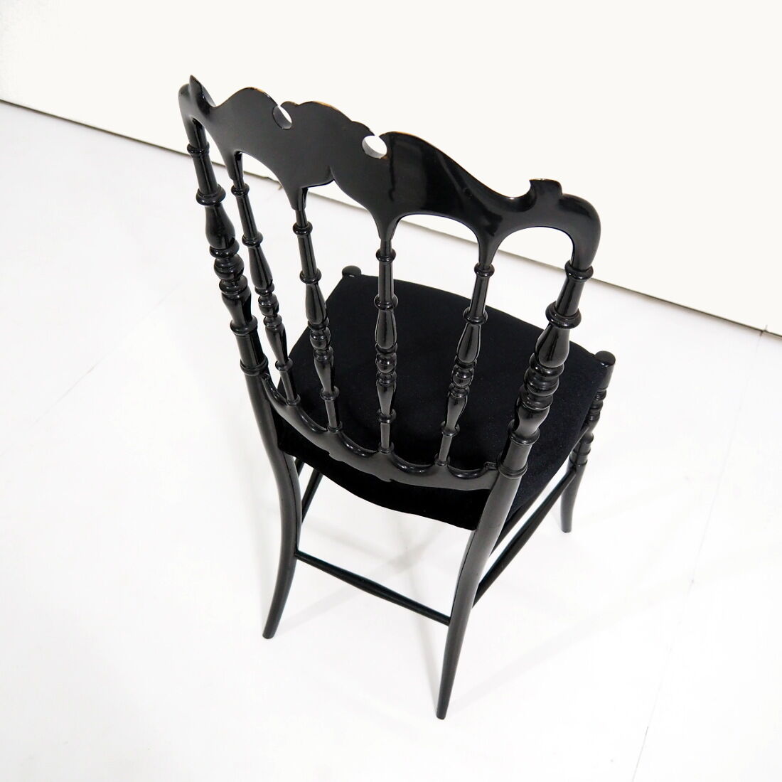 Decorative 'Chiavari' chair designed by Gaetano Descalzi