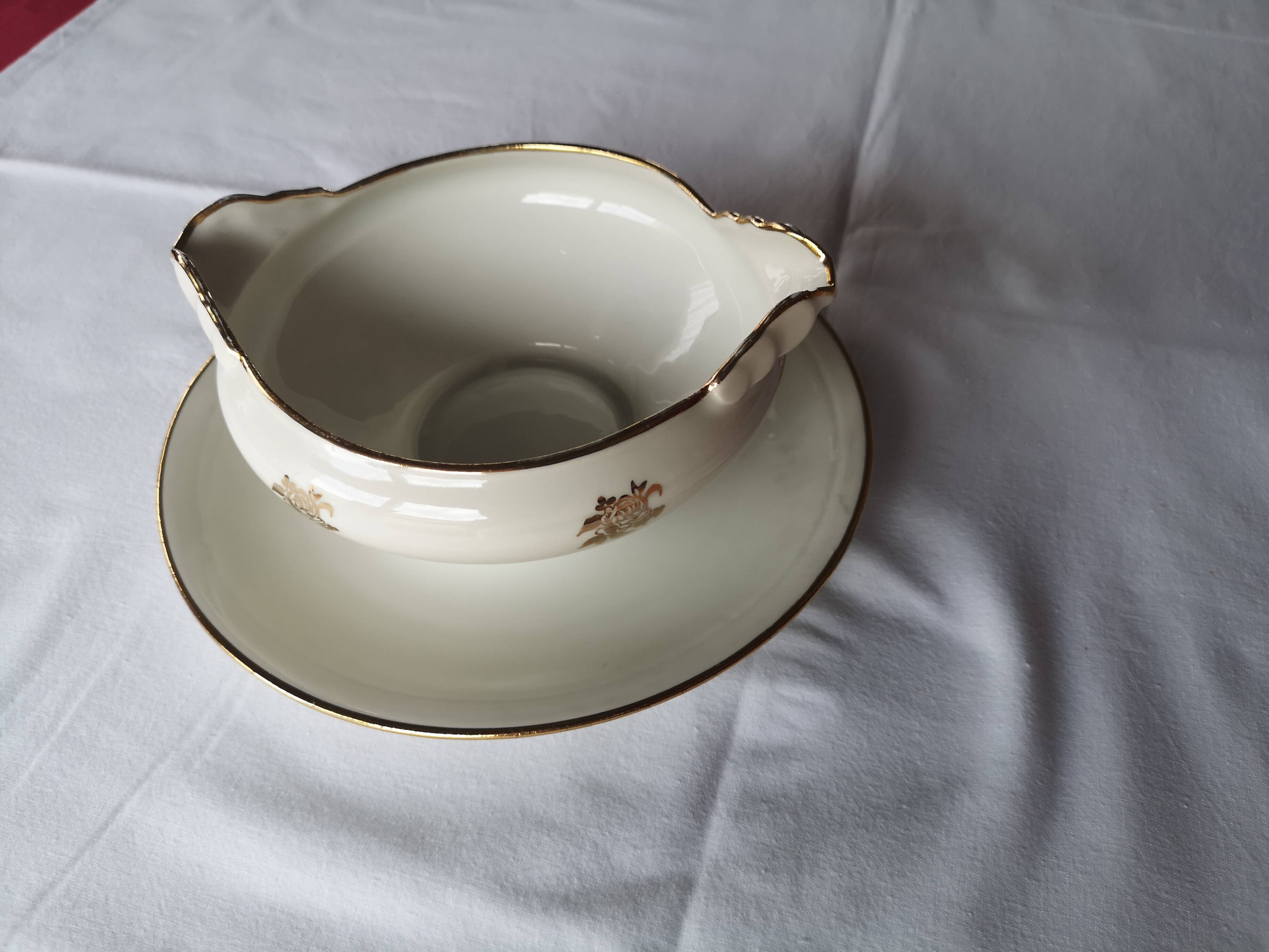 Sells sauceboat Elegant decoration of small golden roses,