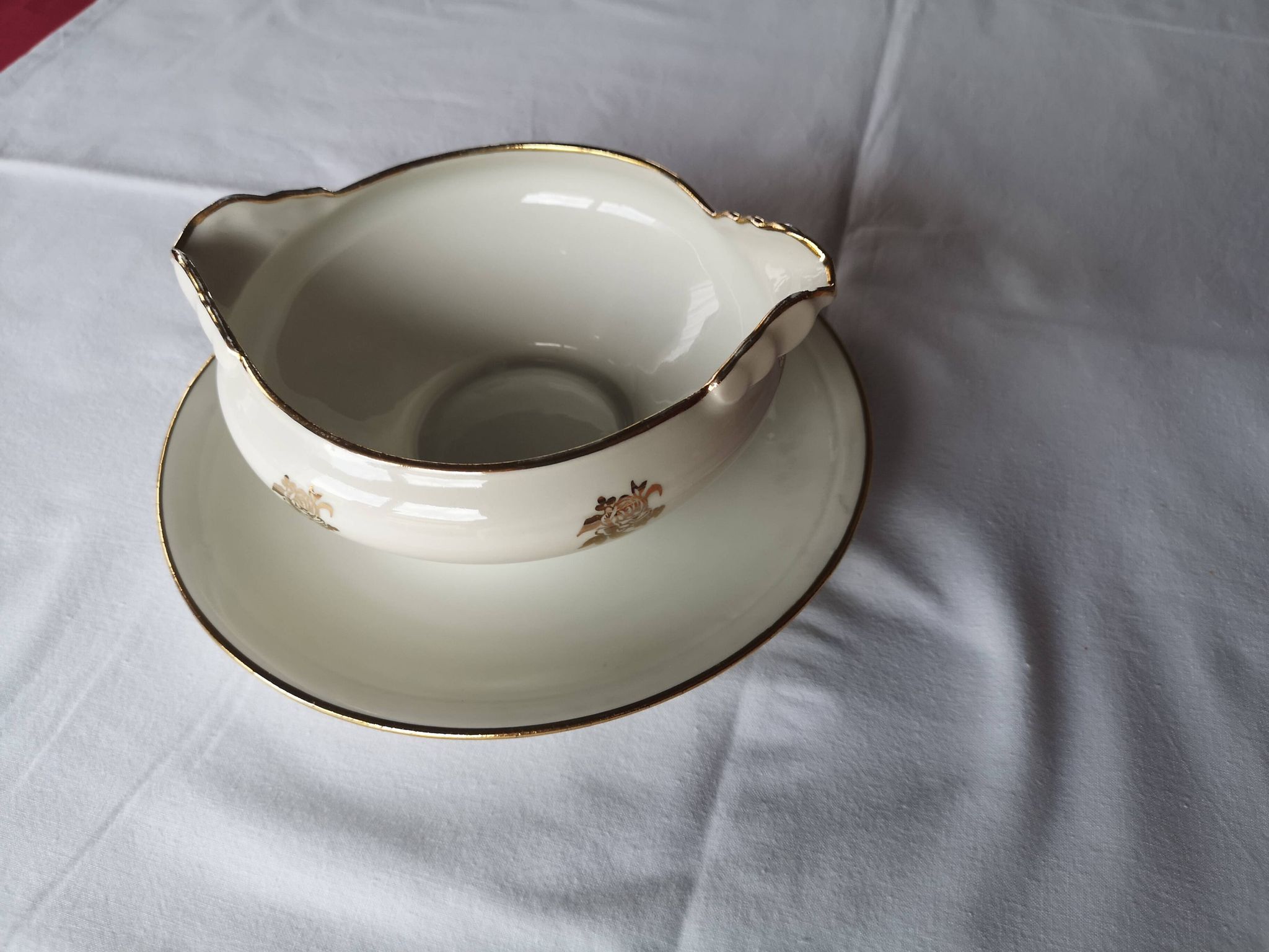 Sells sauceboat Elegant decoration of small golden roses,