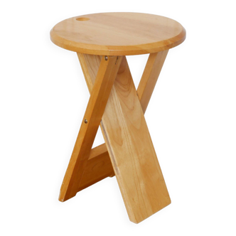 Folding wooden stool – Artefact
