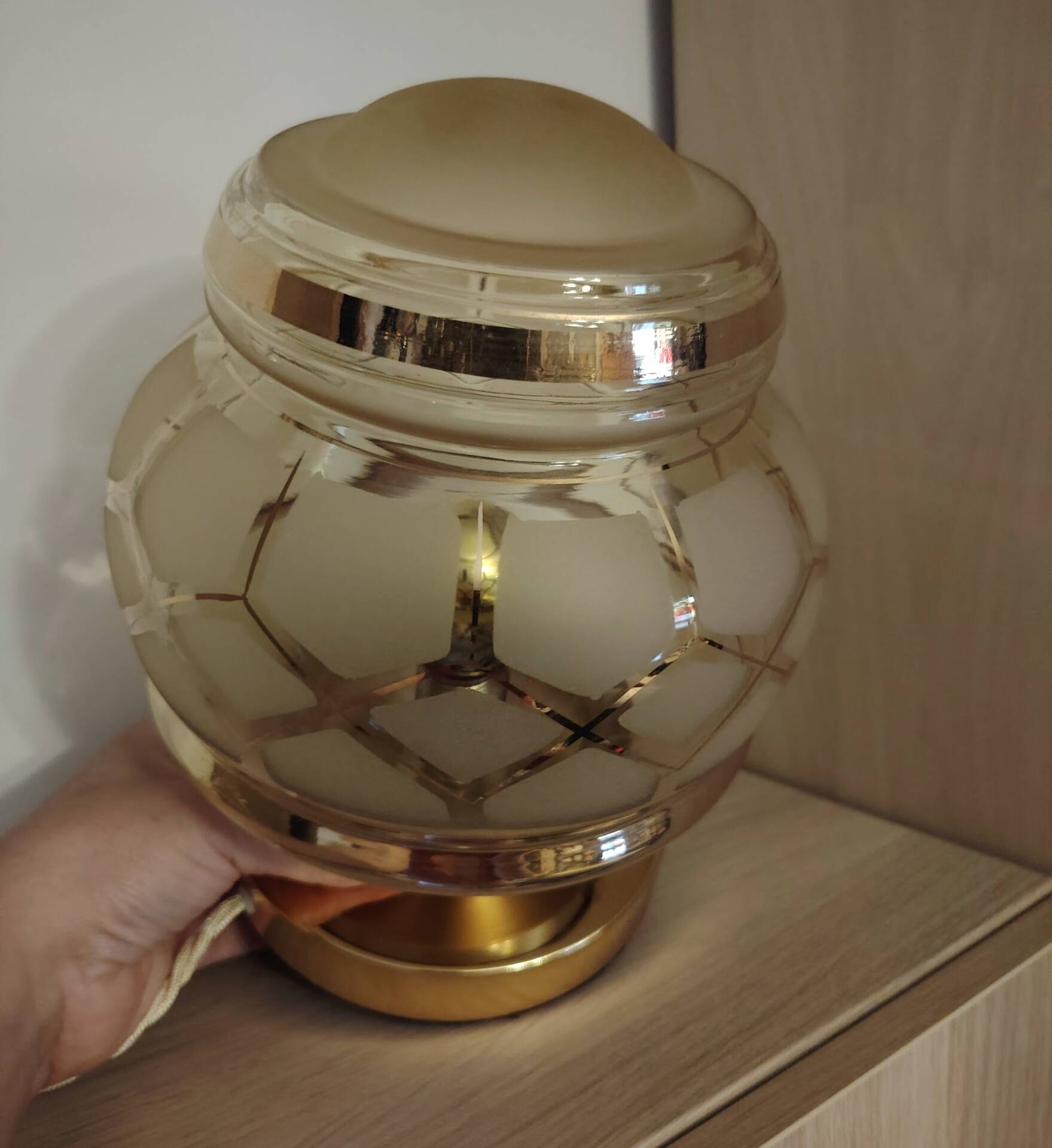 Gold table lamp in Art Deco glasswork