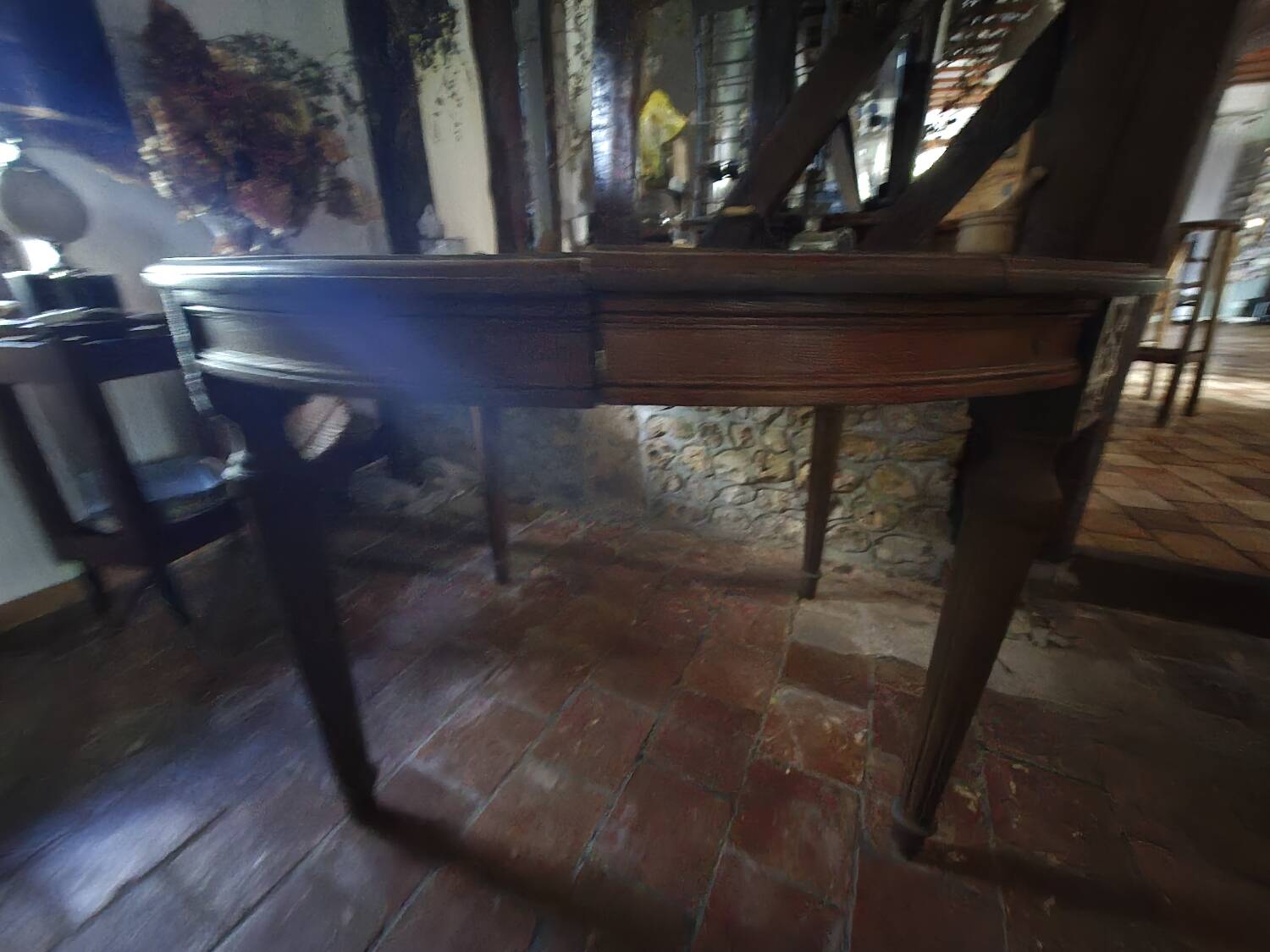 Extendable oval table