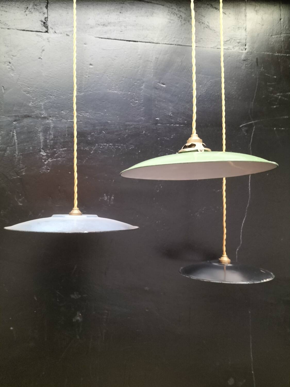 3 suspensions en tôles émaillées