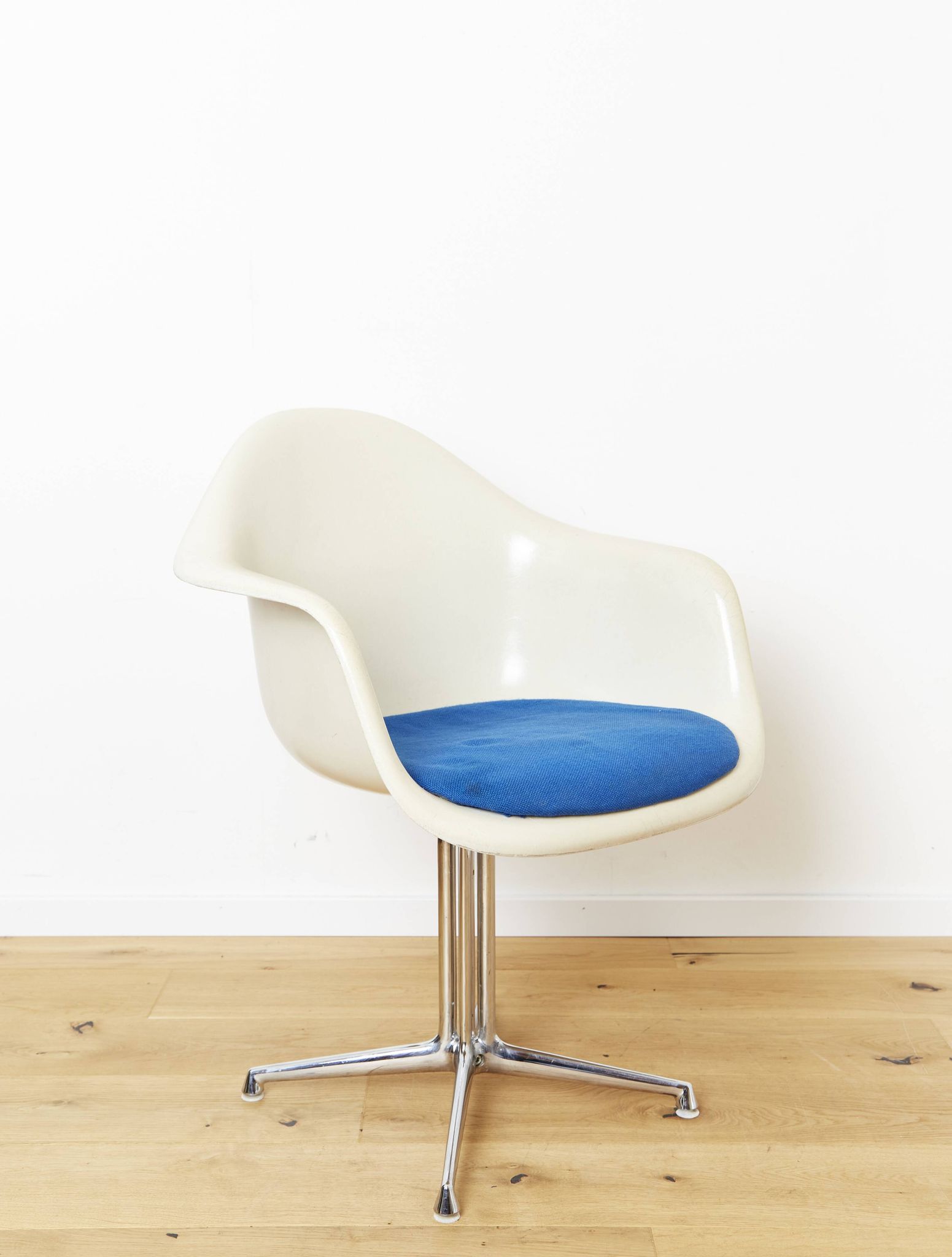 Off-White La Fonda Fiberglas Chair by Charles & Ray Eames for Herman Miller