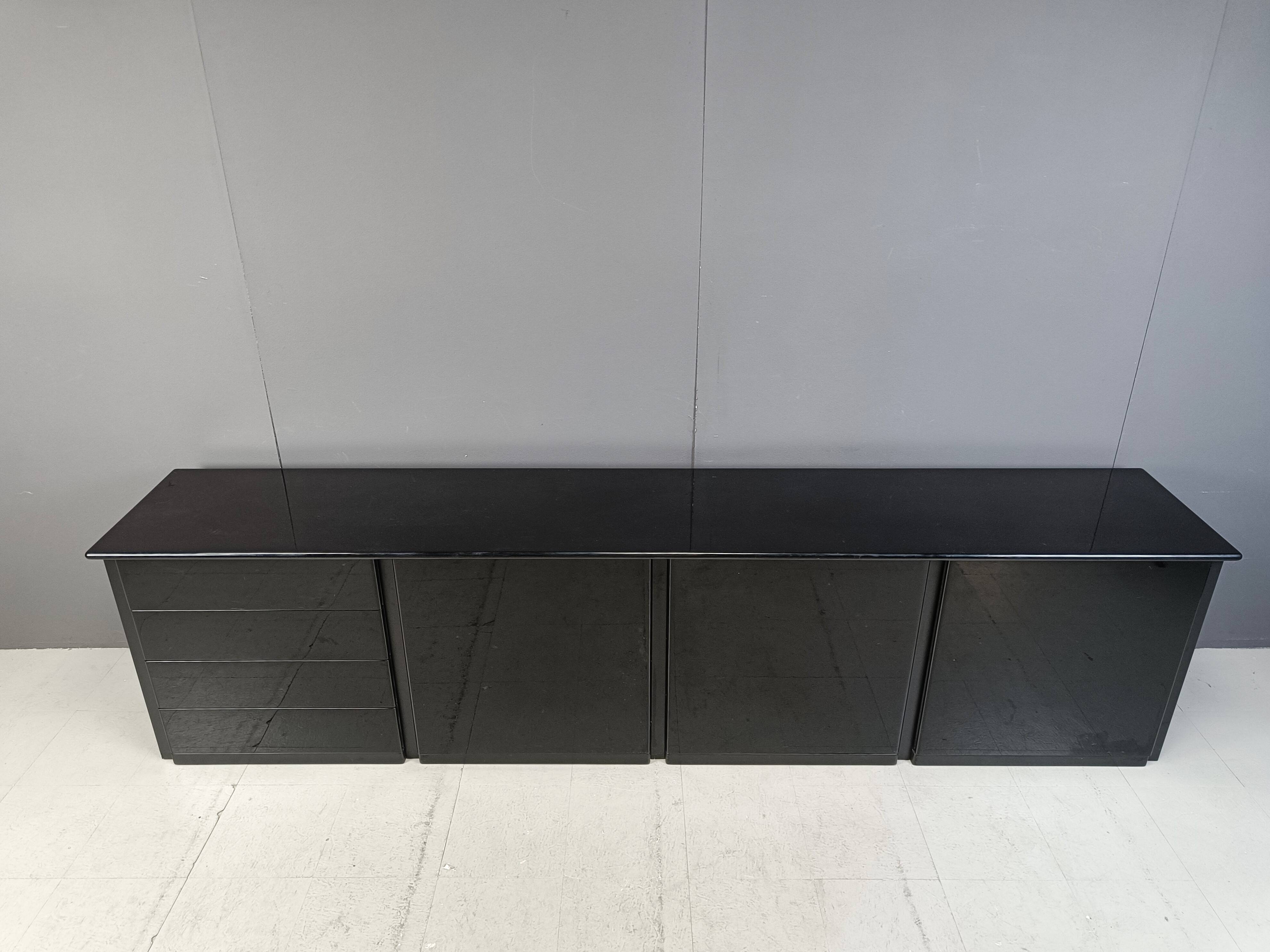 Grand buffet vintage laqué noir, années 70