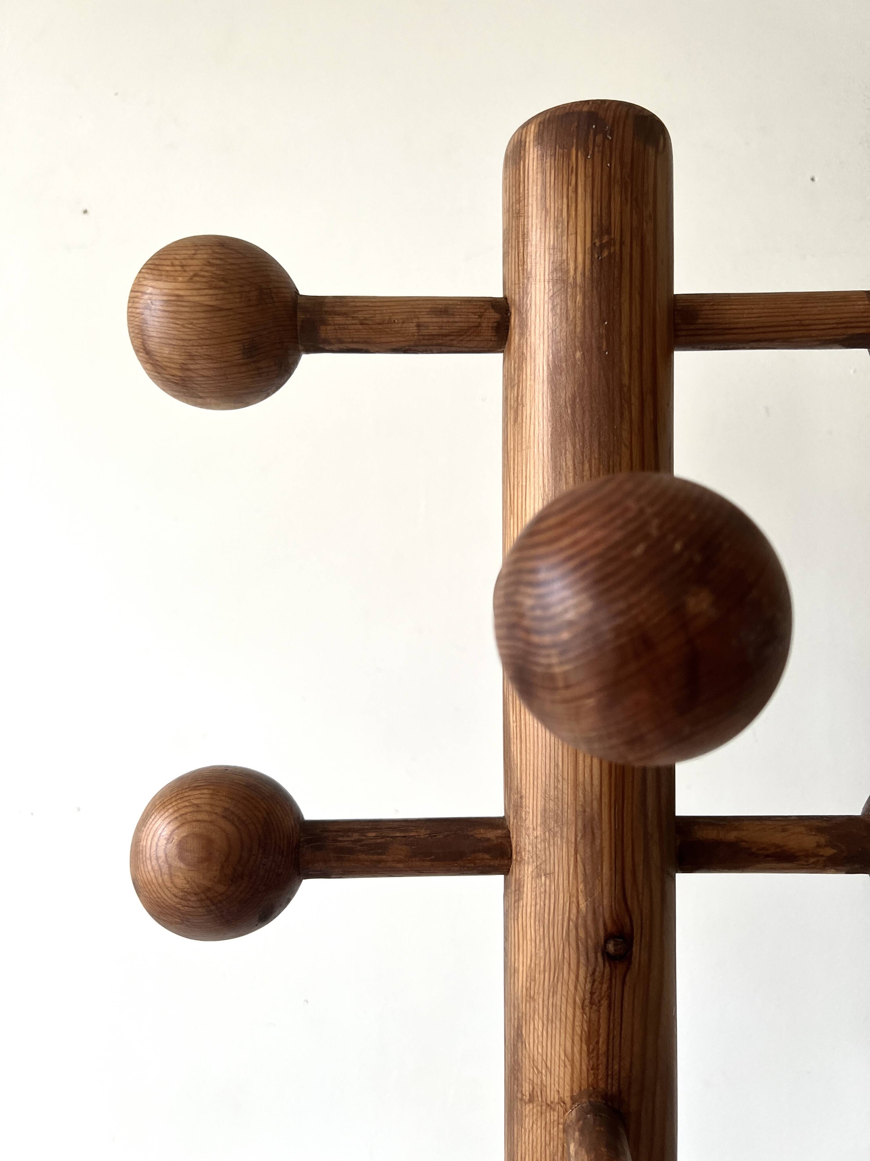 Modernist coat rack on a stand and rotating in solid pine, The Arcs 1970.