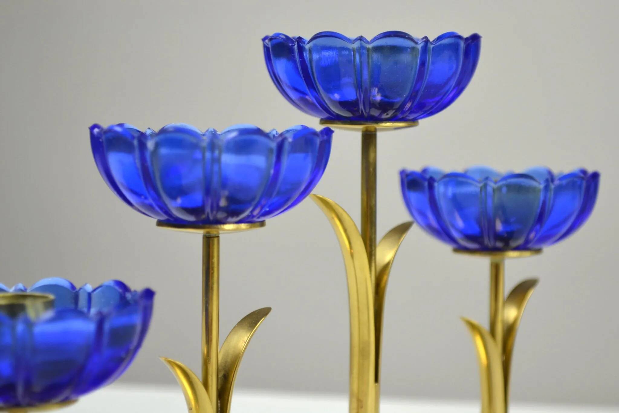 Bougeoirs en laiton massif et en verre artistique bleu cobalt par Gunnar Ander pour Ystad-Metall, Suède, années 1950.