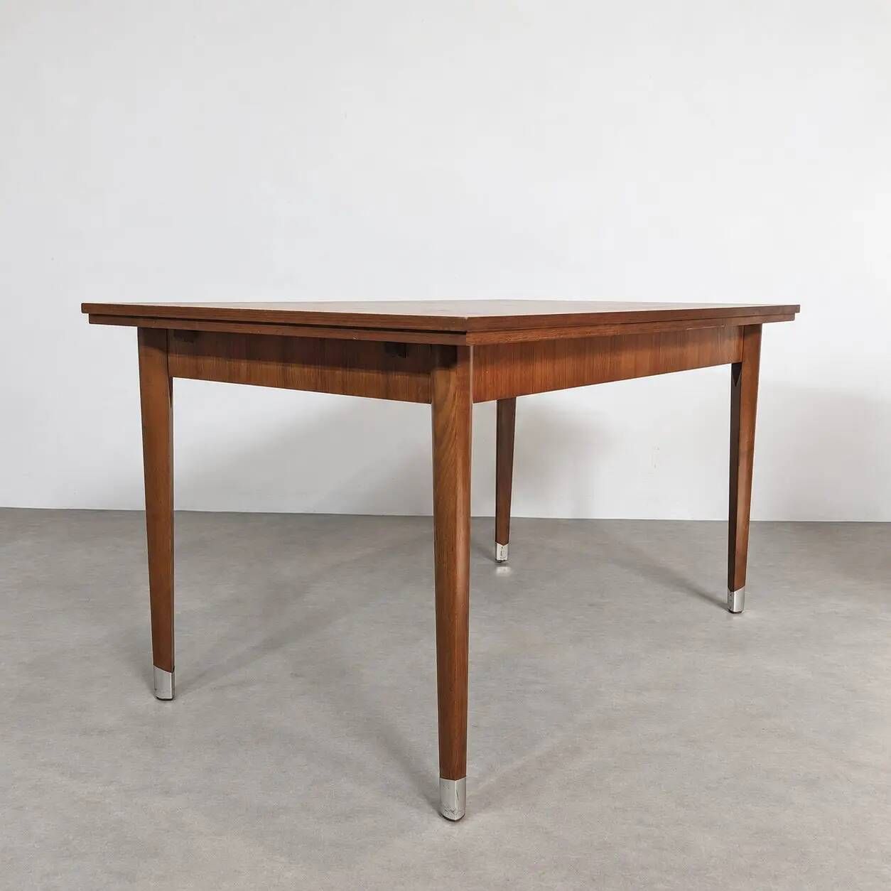 Table à manger de style mid-century moderne