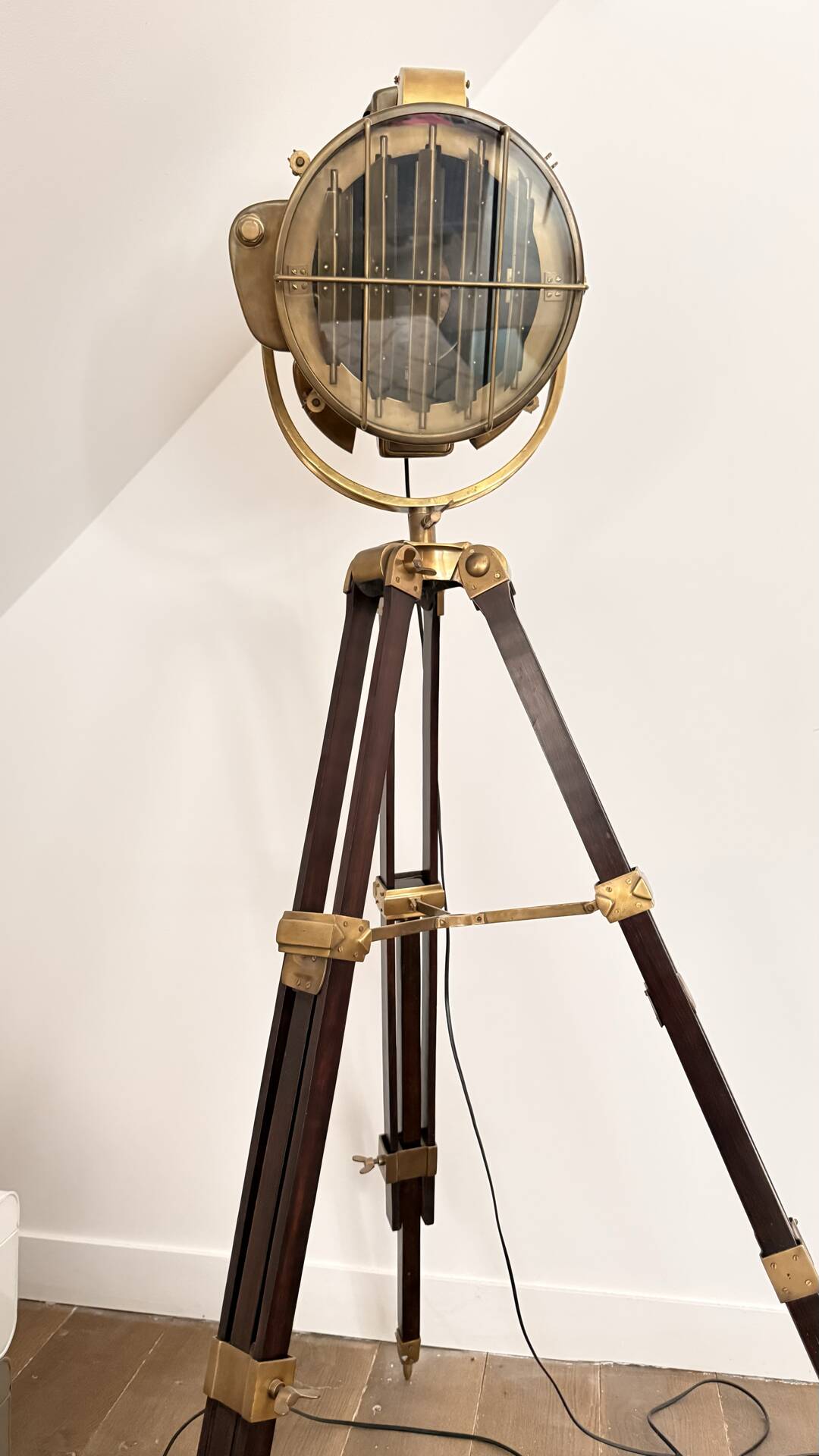 Lampe projecteur marine Maison Coloniale – laiton et acajou mas