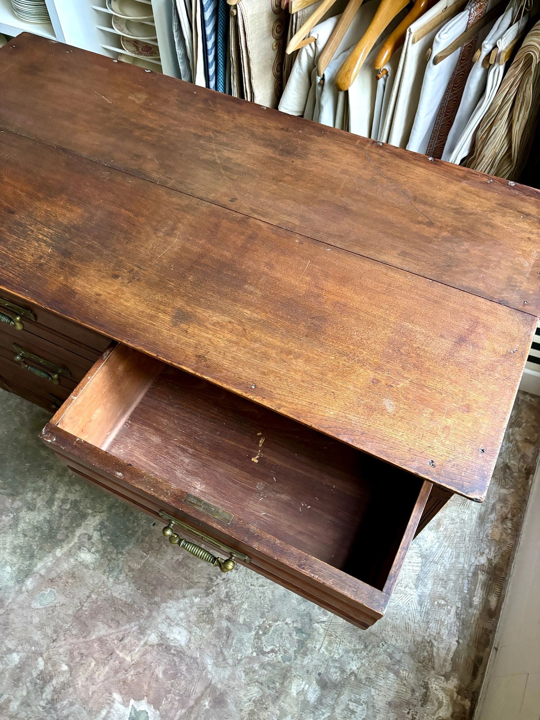 Commode anglaise Hobbs & Co 4 tiroirs en bois foncé