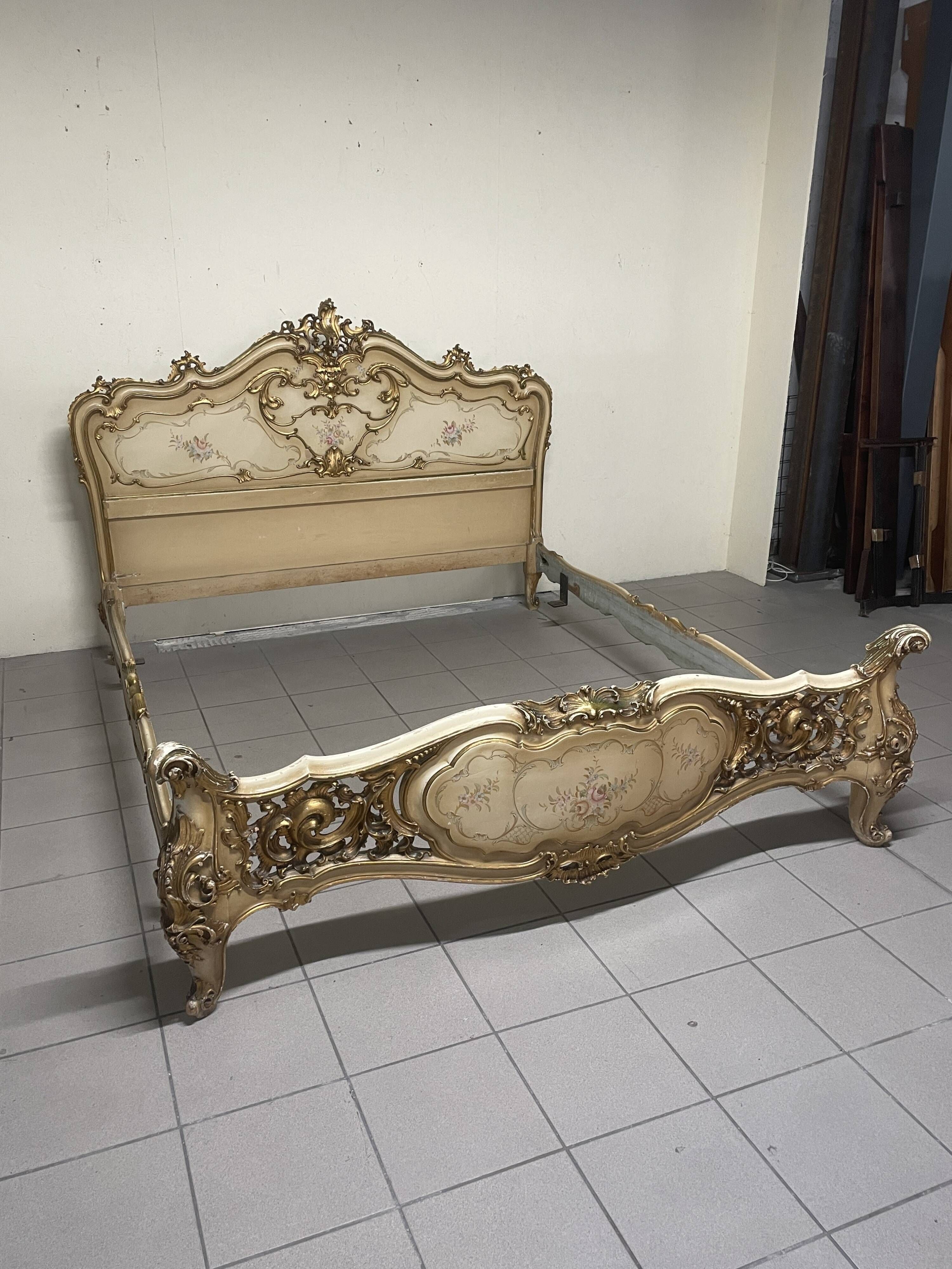 Lit matrimonial des années 40 dans le style Louis XV.