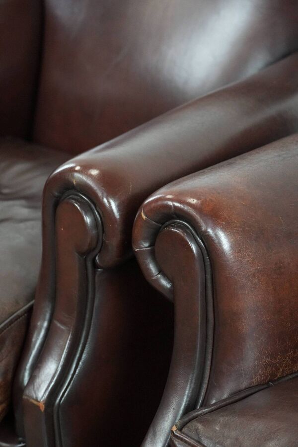 Ensemble de 2 fauteuils en peau de mouton de luxe au look intemporel.
