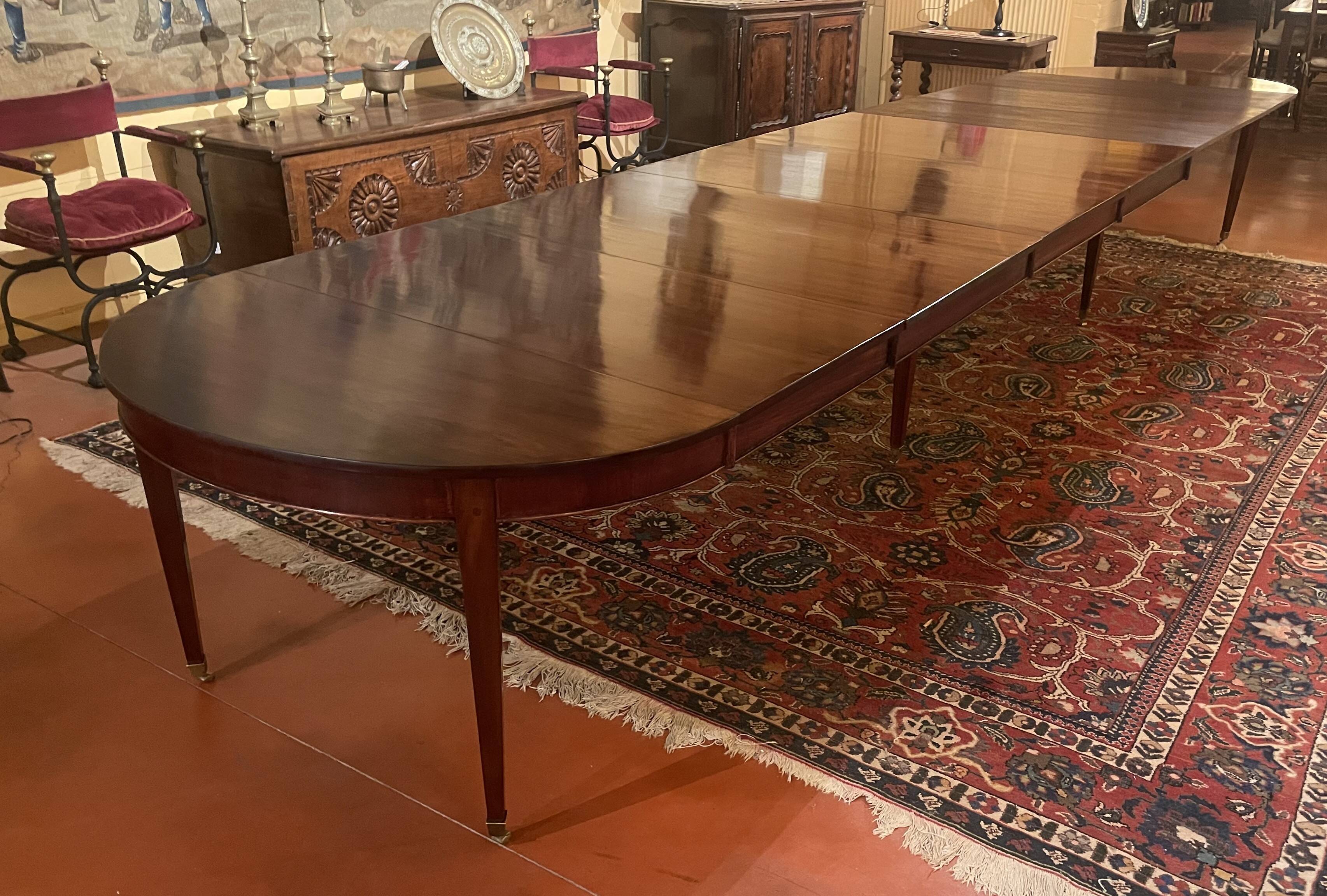 Extendable Louis XVI style mahogany dining table from the Directoire period