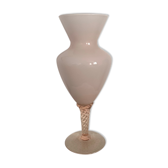 Vase dares in opaline