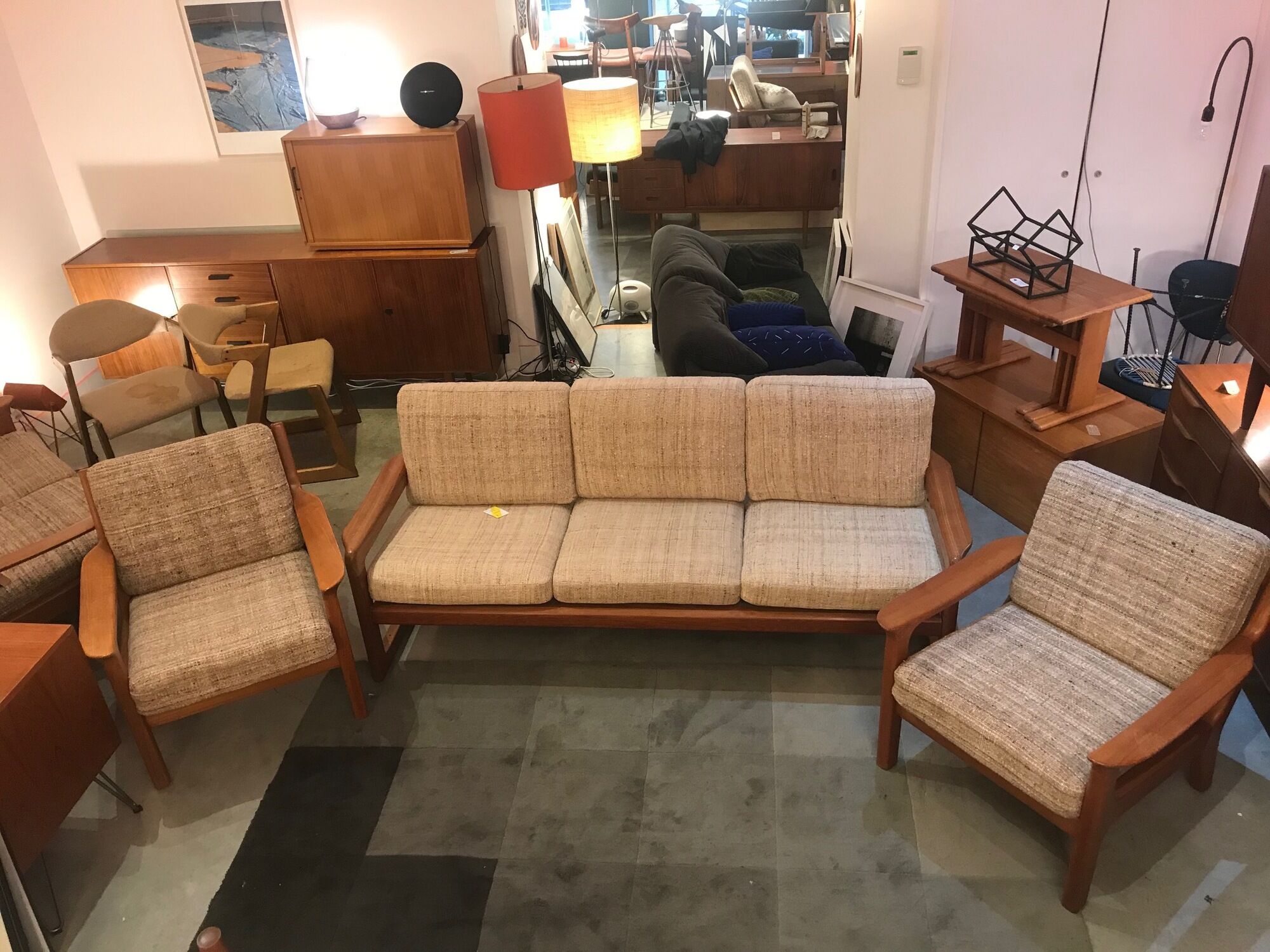 Full living room with 1 3-seater sofa and a pair of armchairs
