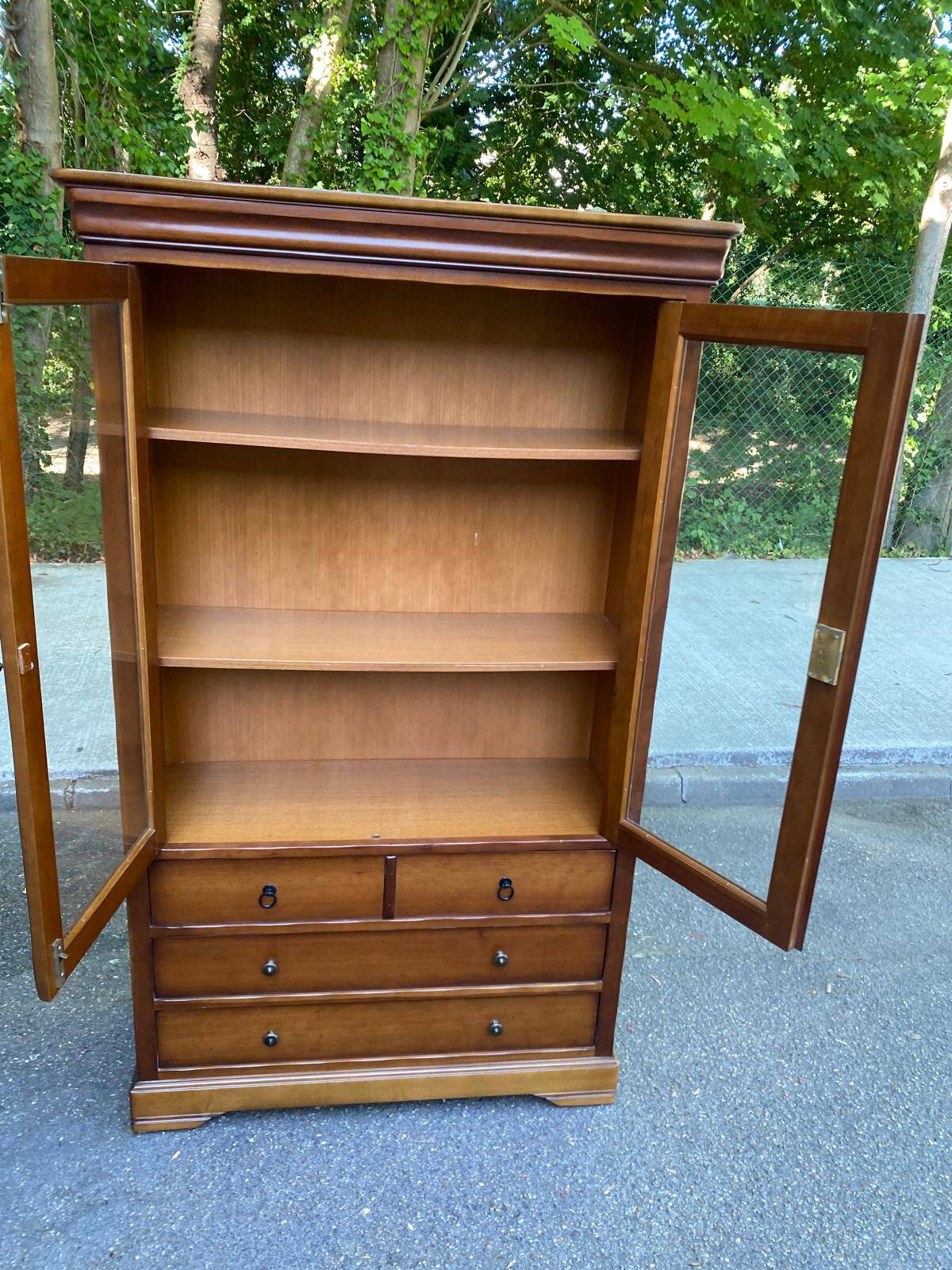 Vitrine Louis philippe en bois massif et placage années 80
