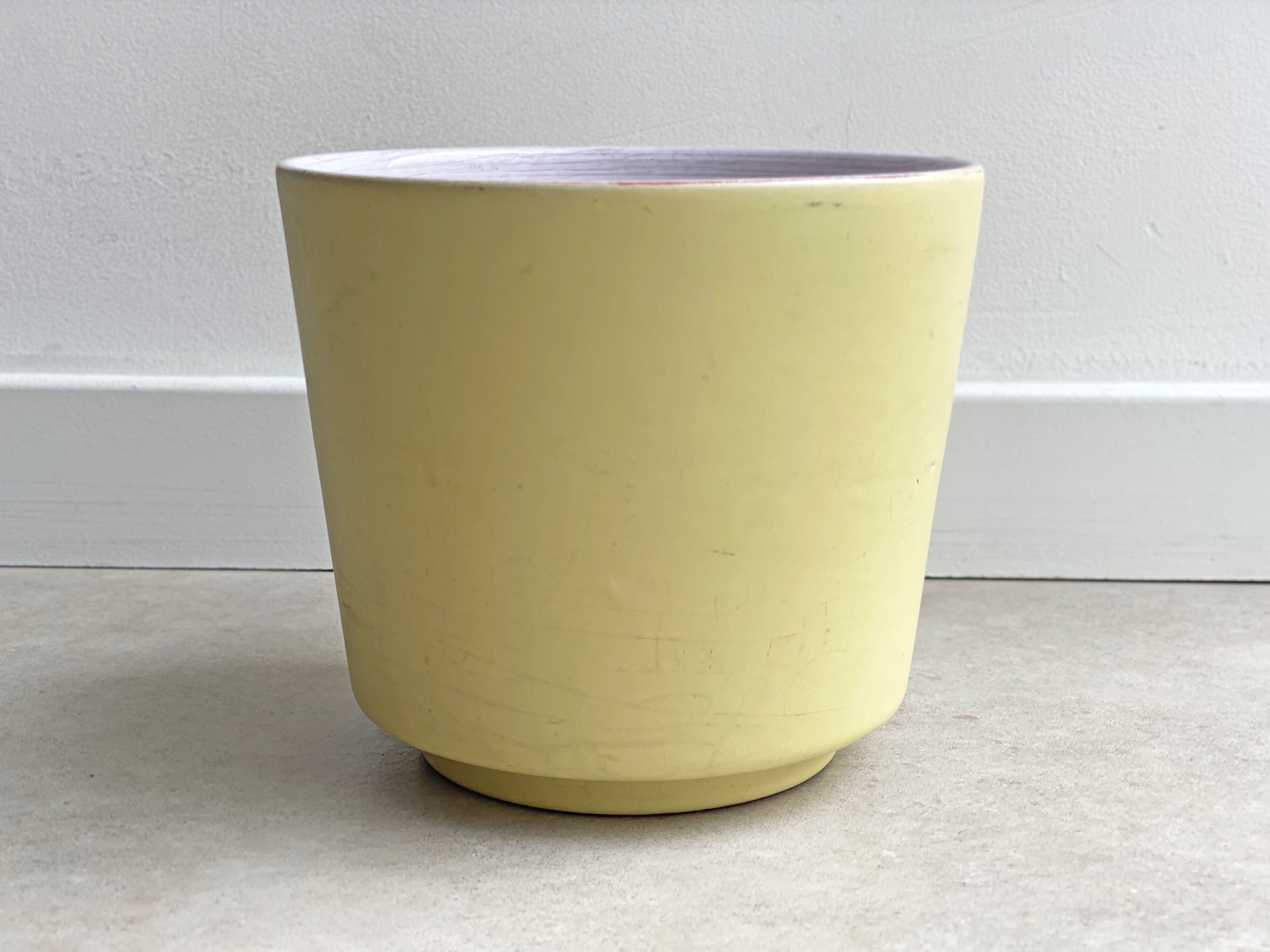 Jardinière / pot de fleurs en céramique jaune pastel du milieu du siècle