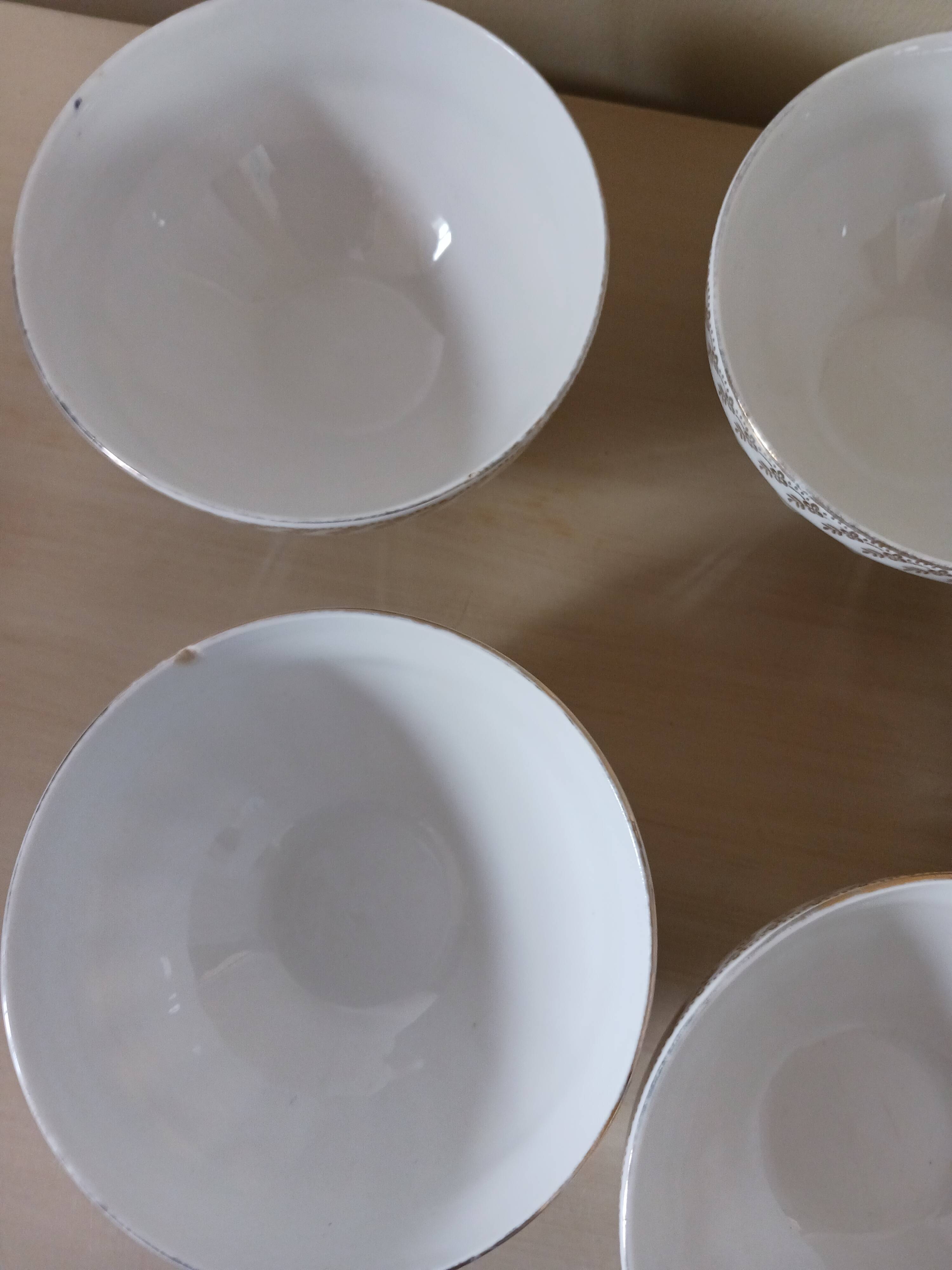 Bols anciens en porcelaine .