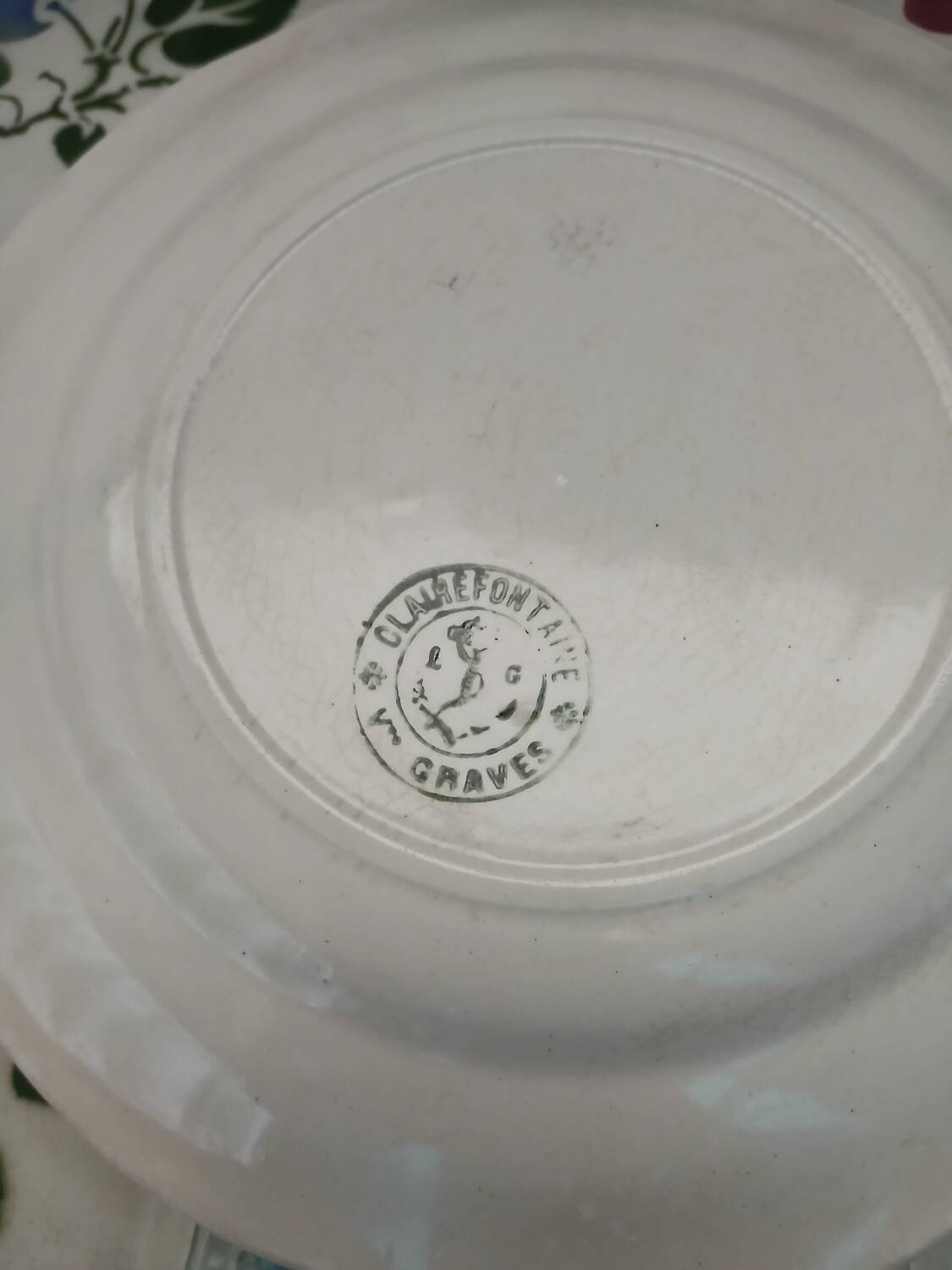 8 assiettes à dessert anciennes en barbotine