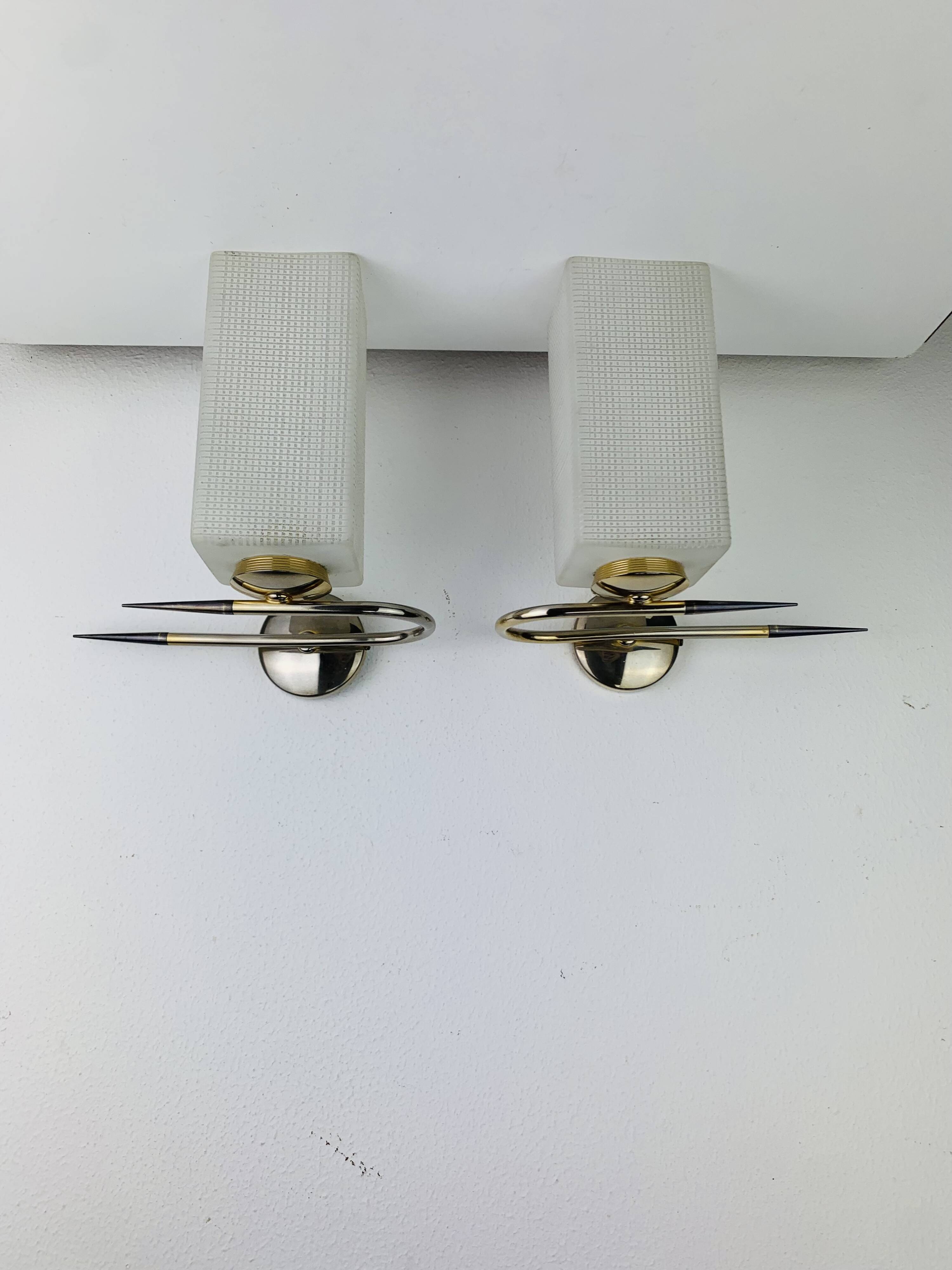Pair of 1950s wall lights in brass and opaline tulips, Lunel Arlus