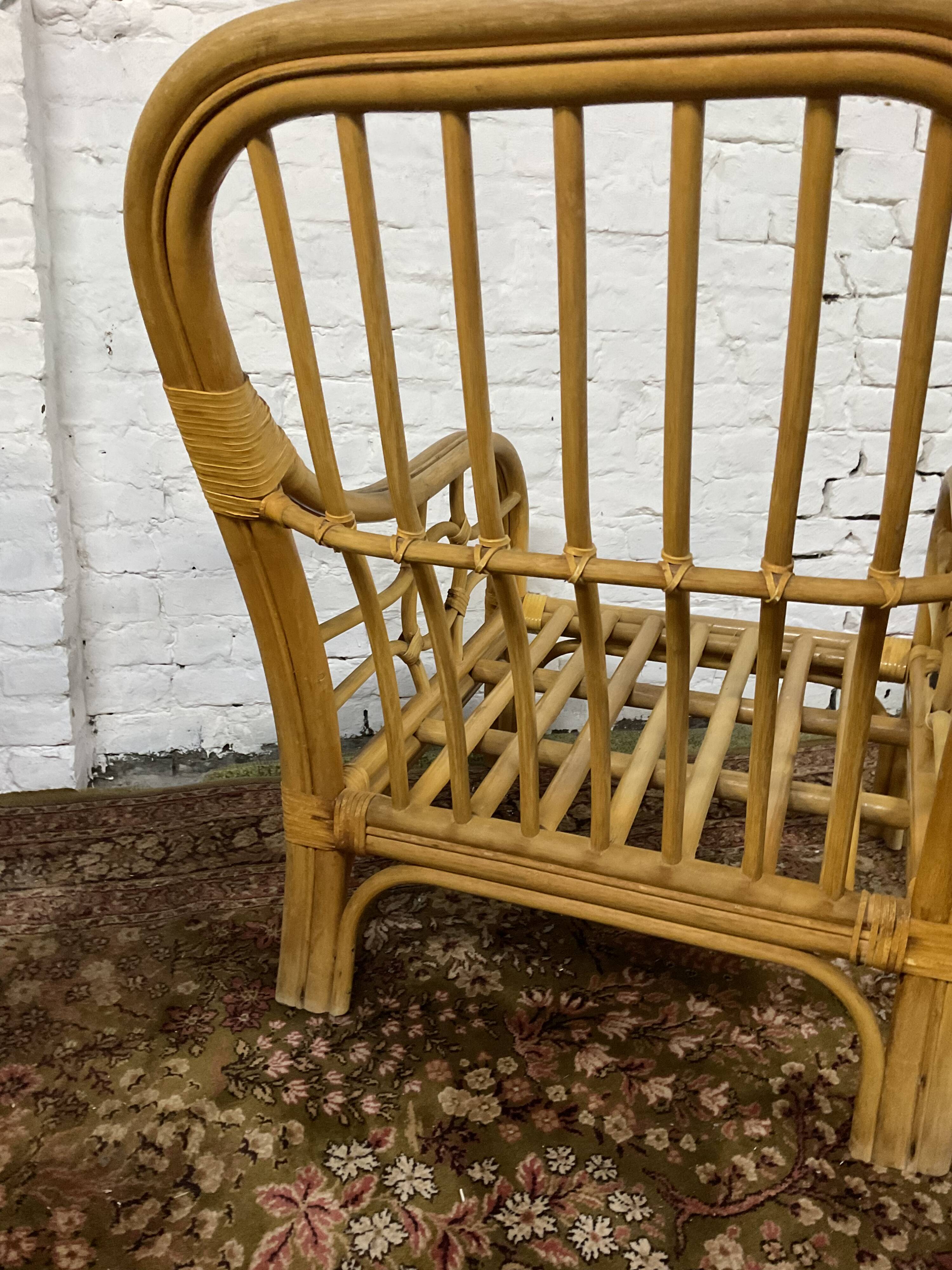 Fauteuil chauffeuse vintage en rotin des années 70