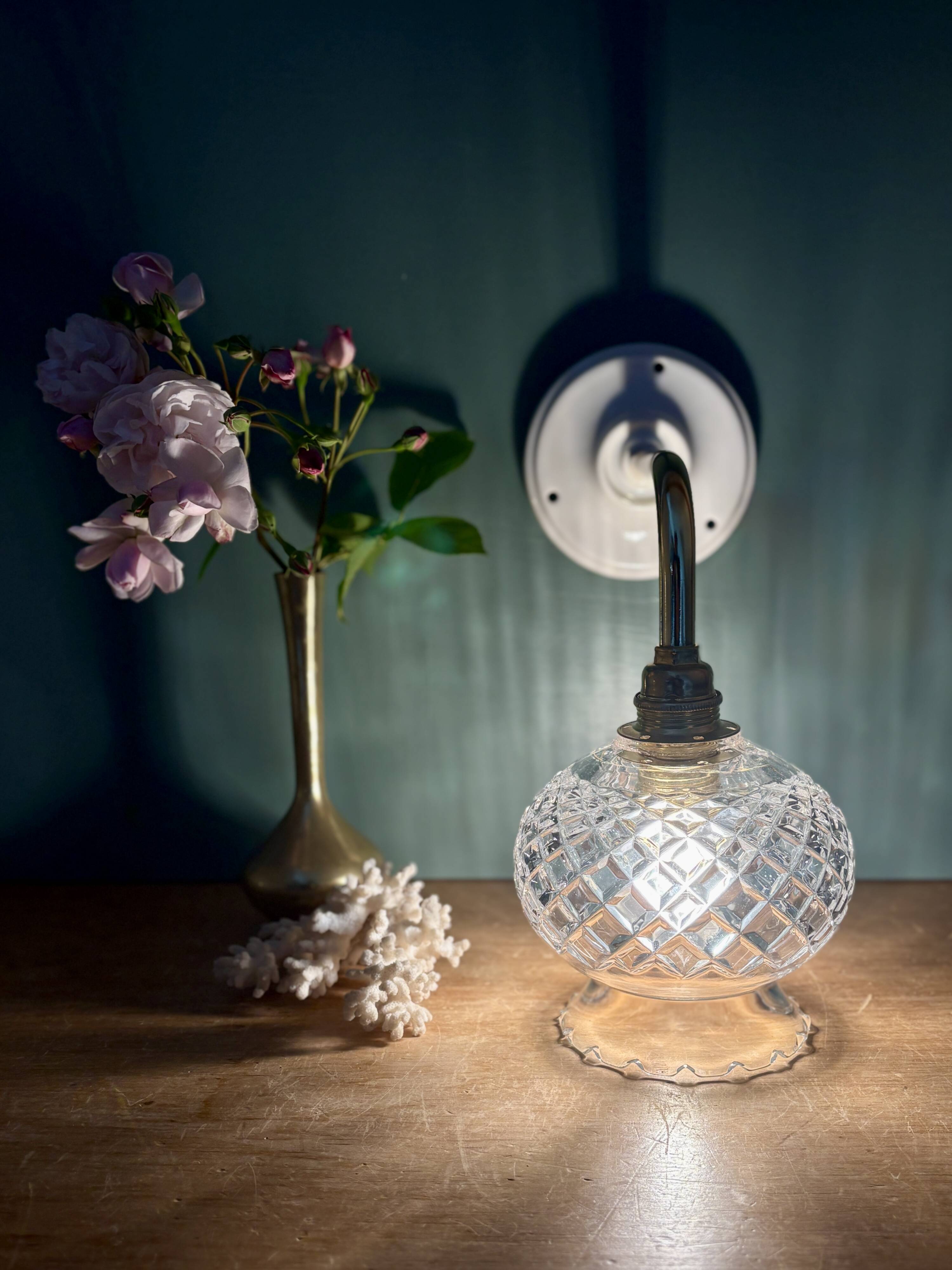 Applique coudée tulipe vintage en verre ciselé