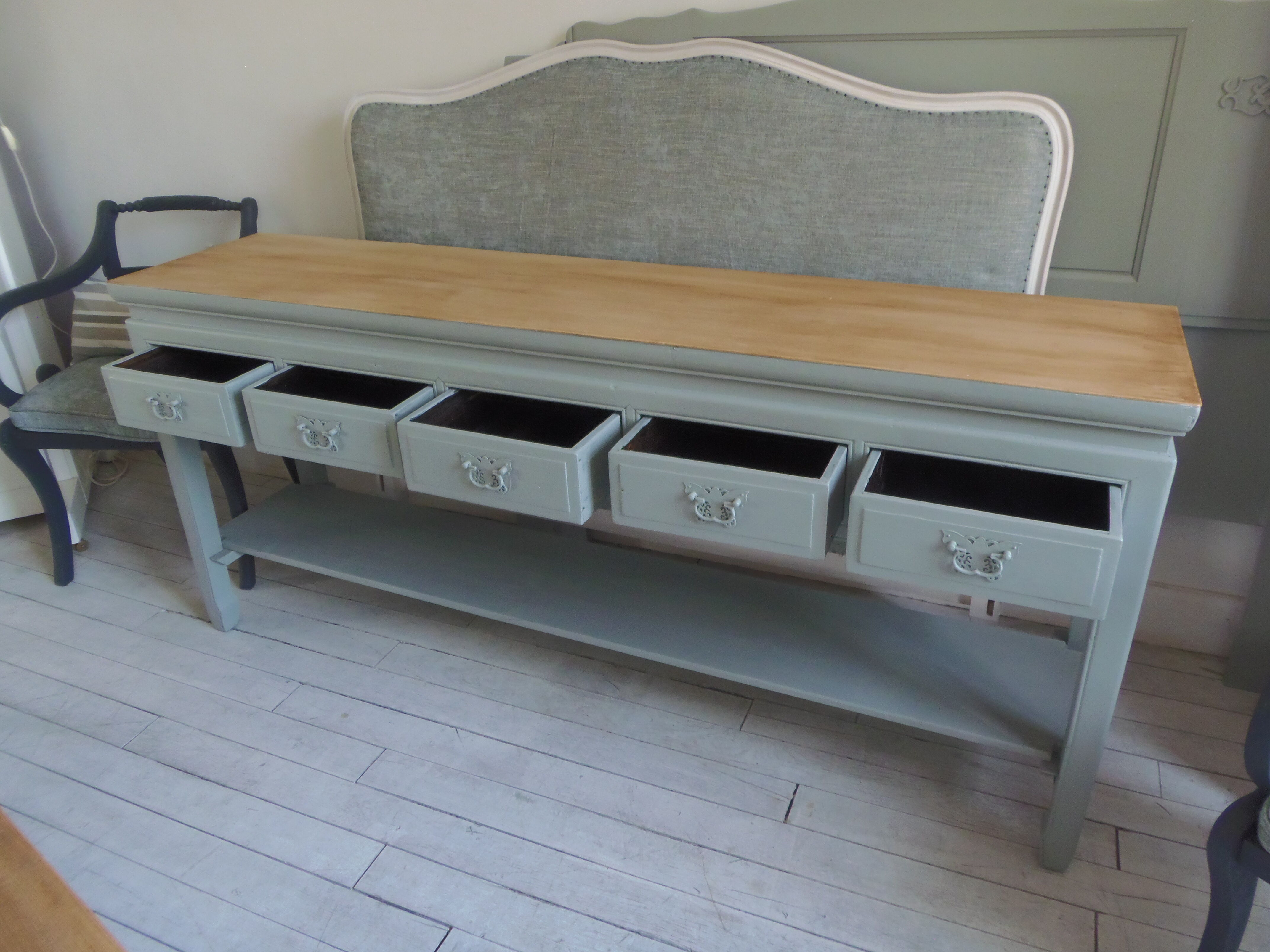 Console 5 drawers 1 re-enchanted tablet in gray green wooden top