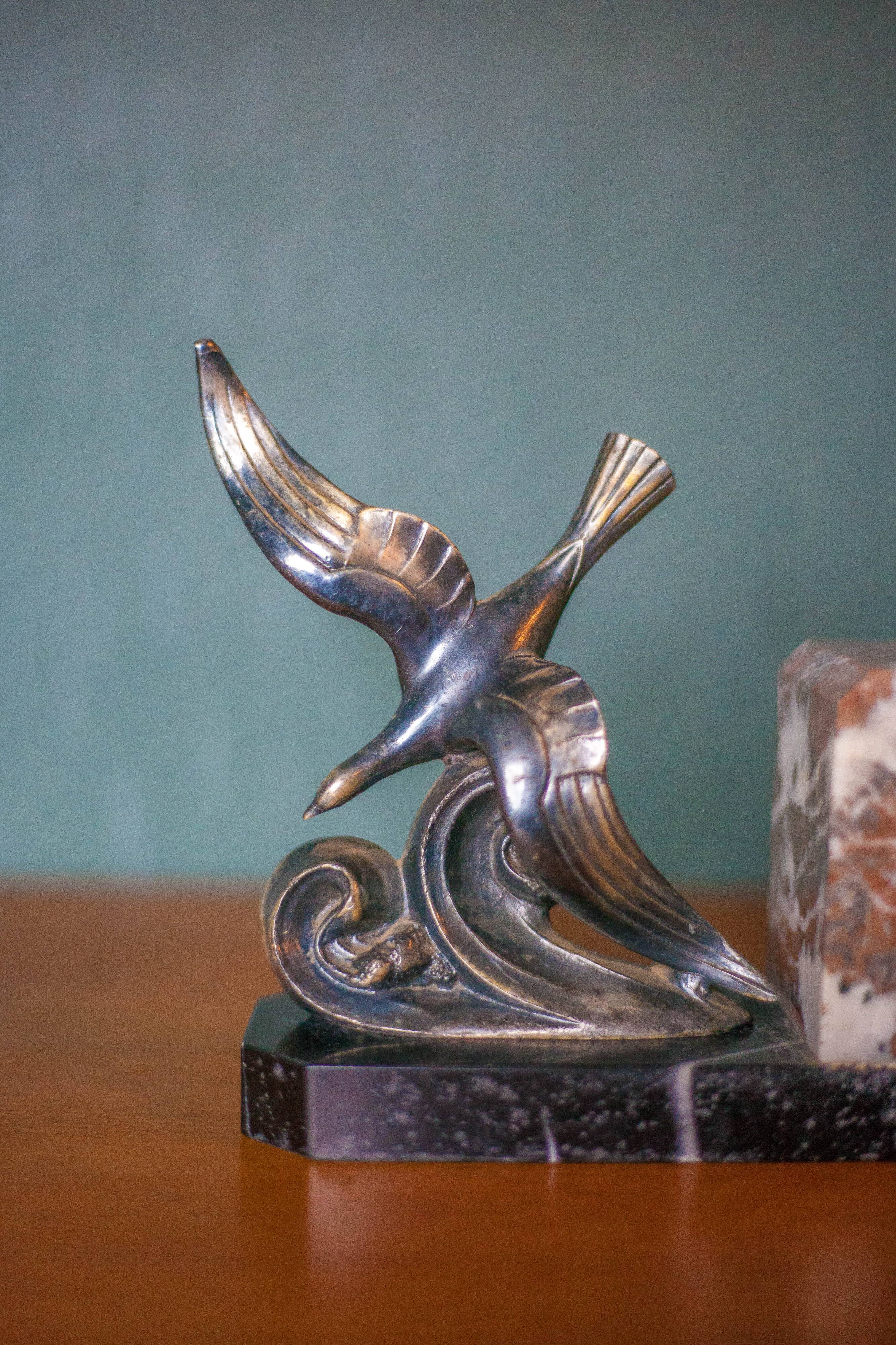 Pair of art deco seagull bookends in regulates and marble, bookcase, desk