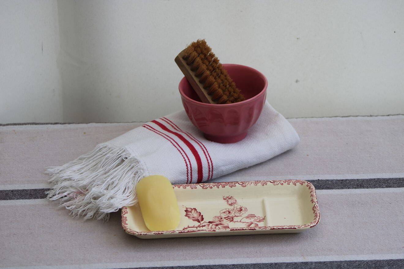 Ceramic soap dish