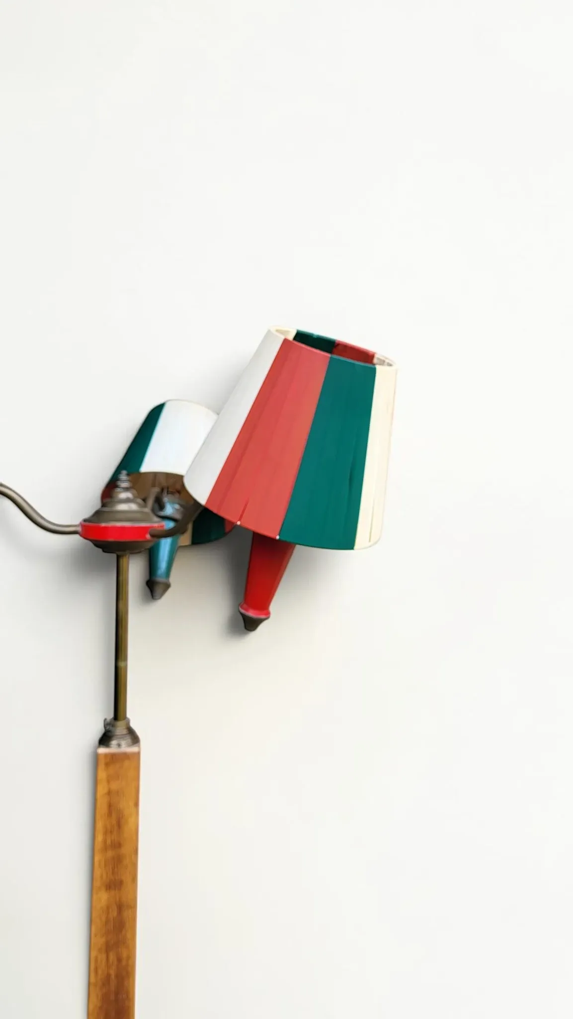Tripod floor lamp in oak and brass, three lights