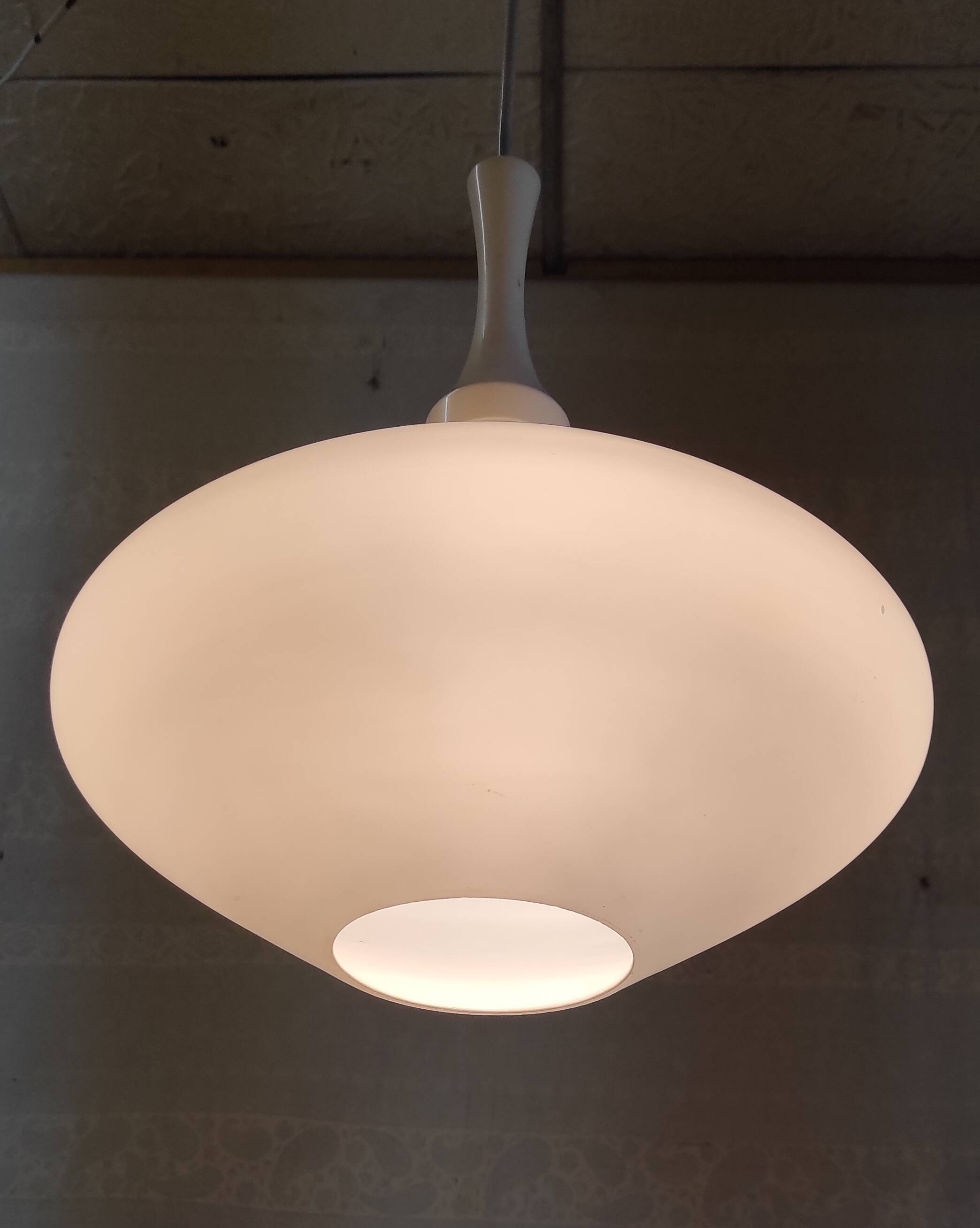 Suspension design en verre opalin - années 60/70