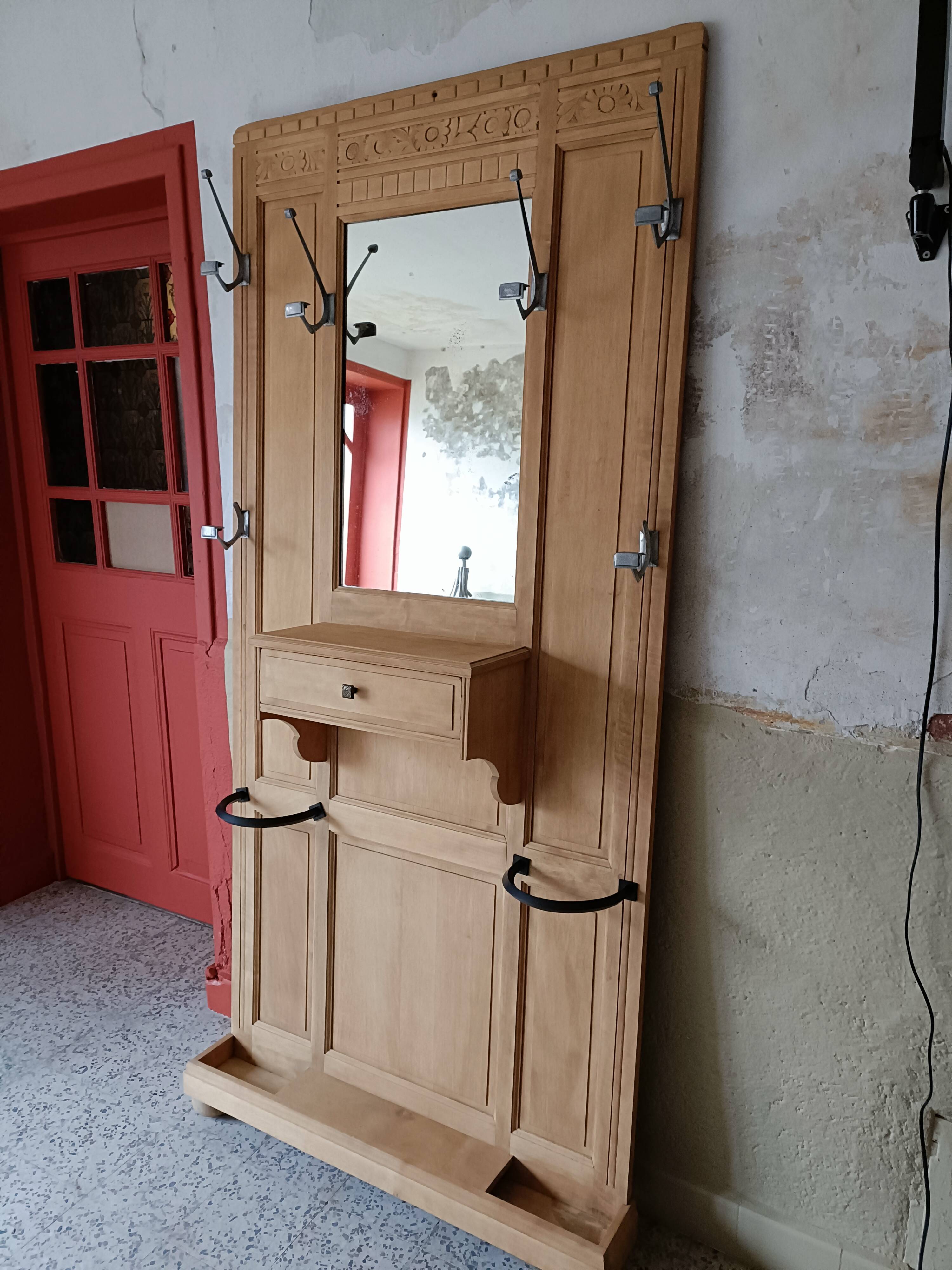 Entrance hall, renovated Art Deco coat rack
