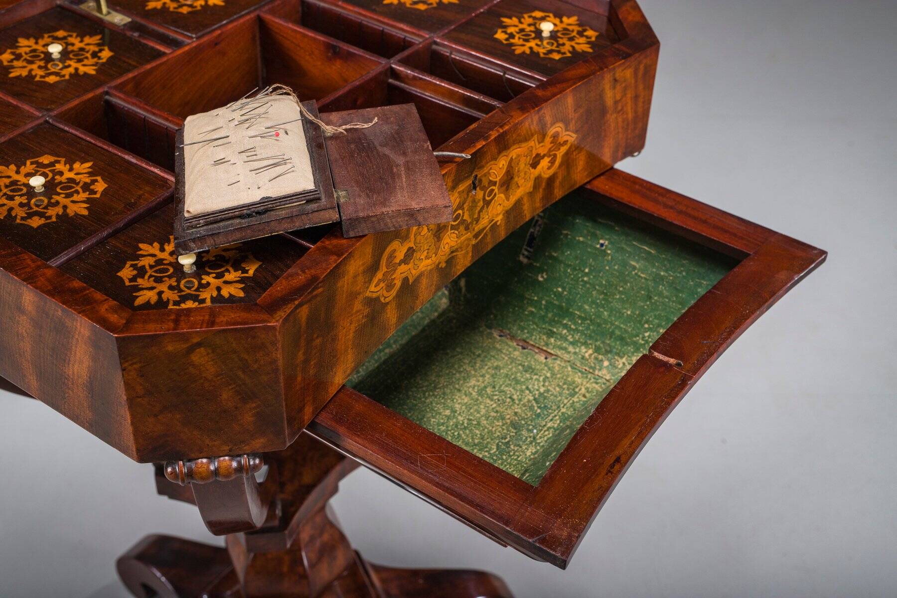 Table de couture Biedermeier en acajou, 1850