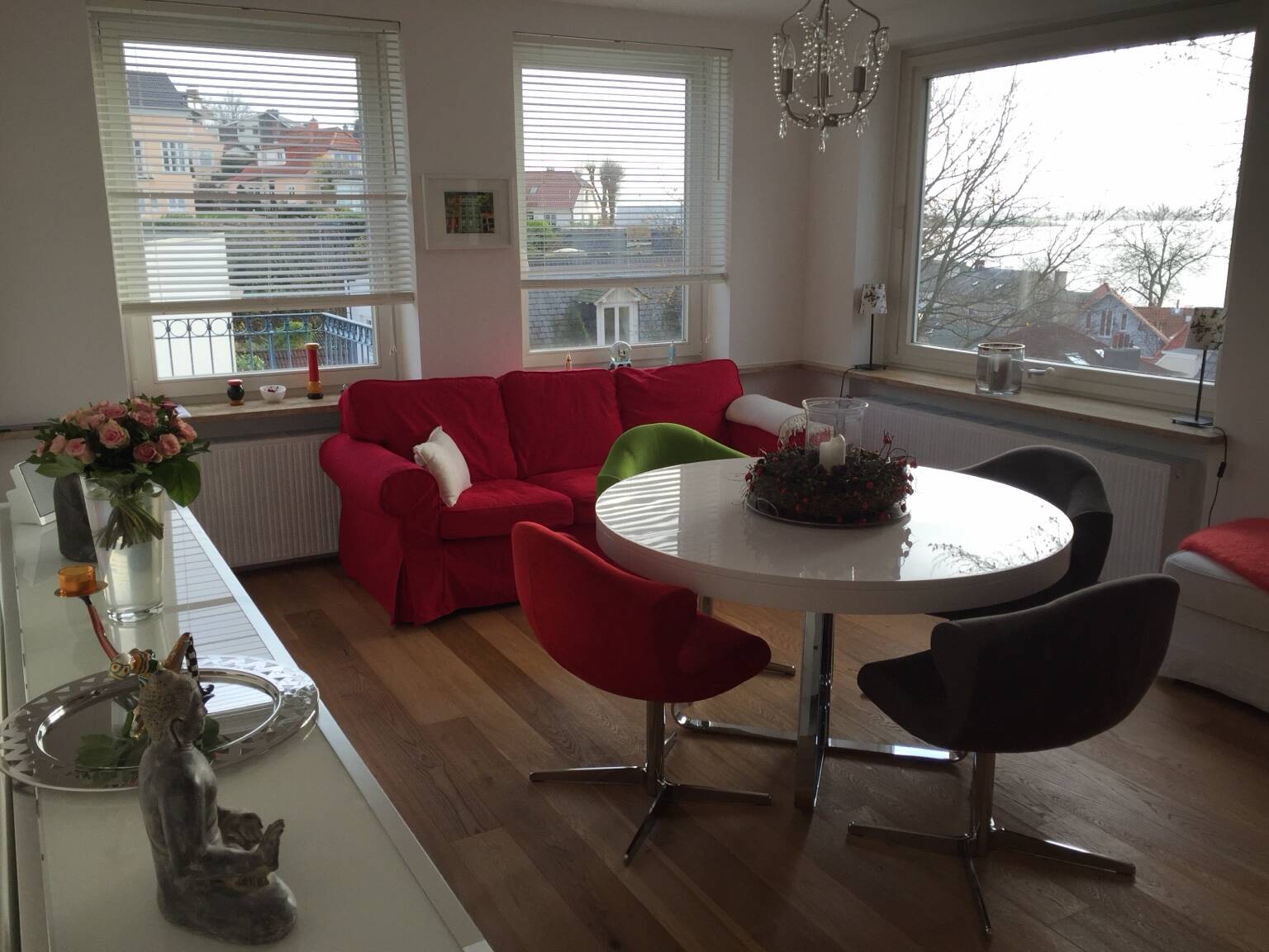 Ligne roset - ava ø130 extendable table + 4 alster chairs in alcantara