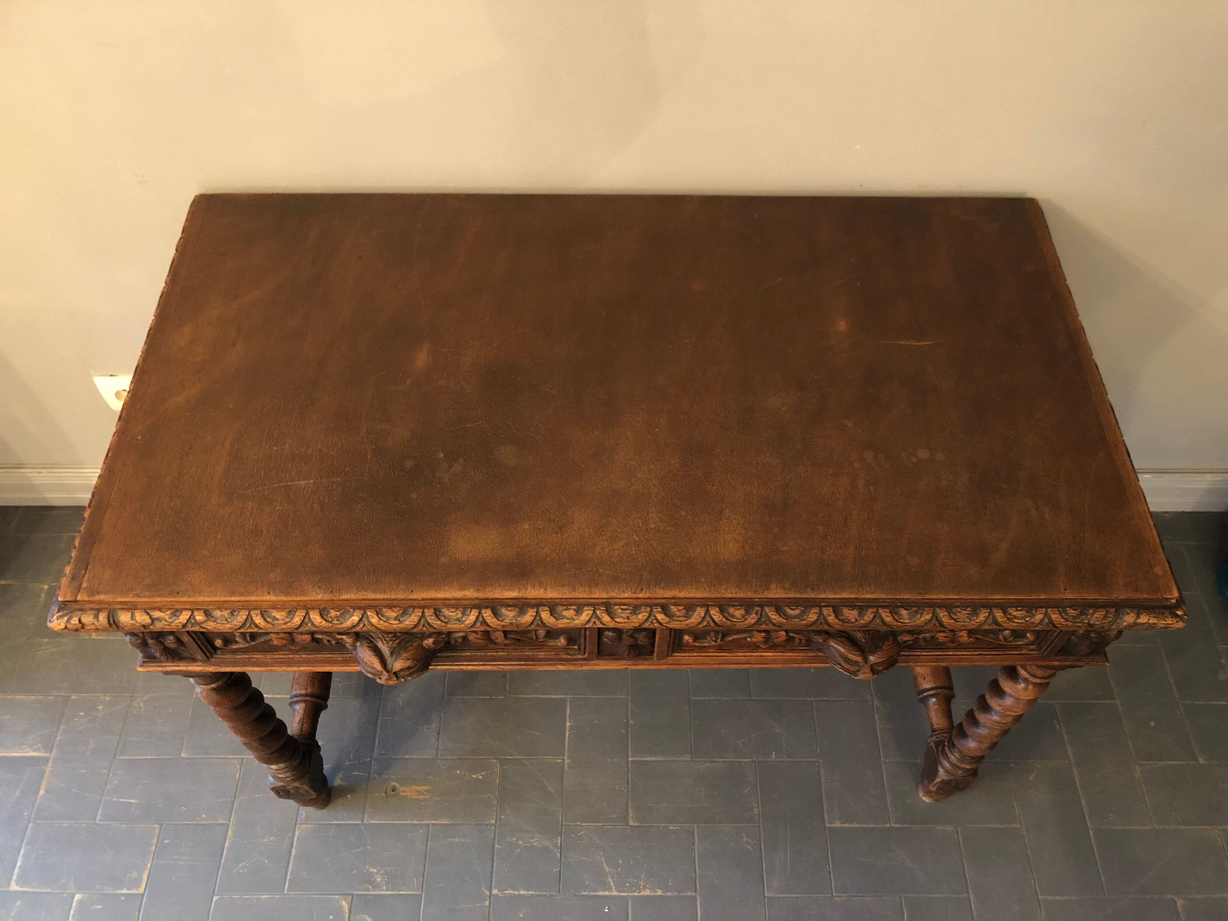 Bureau en bois sculpté