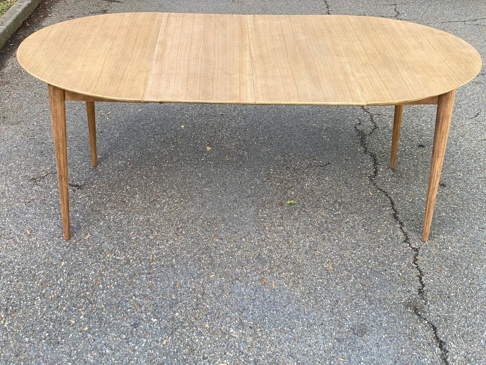 Table à manger scandinave ronde extensible décapée en teck brut 1950