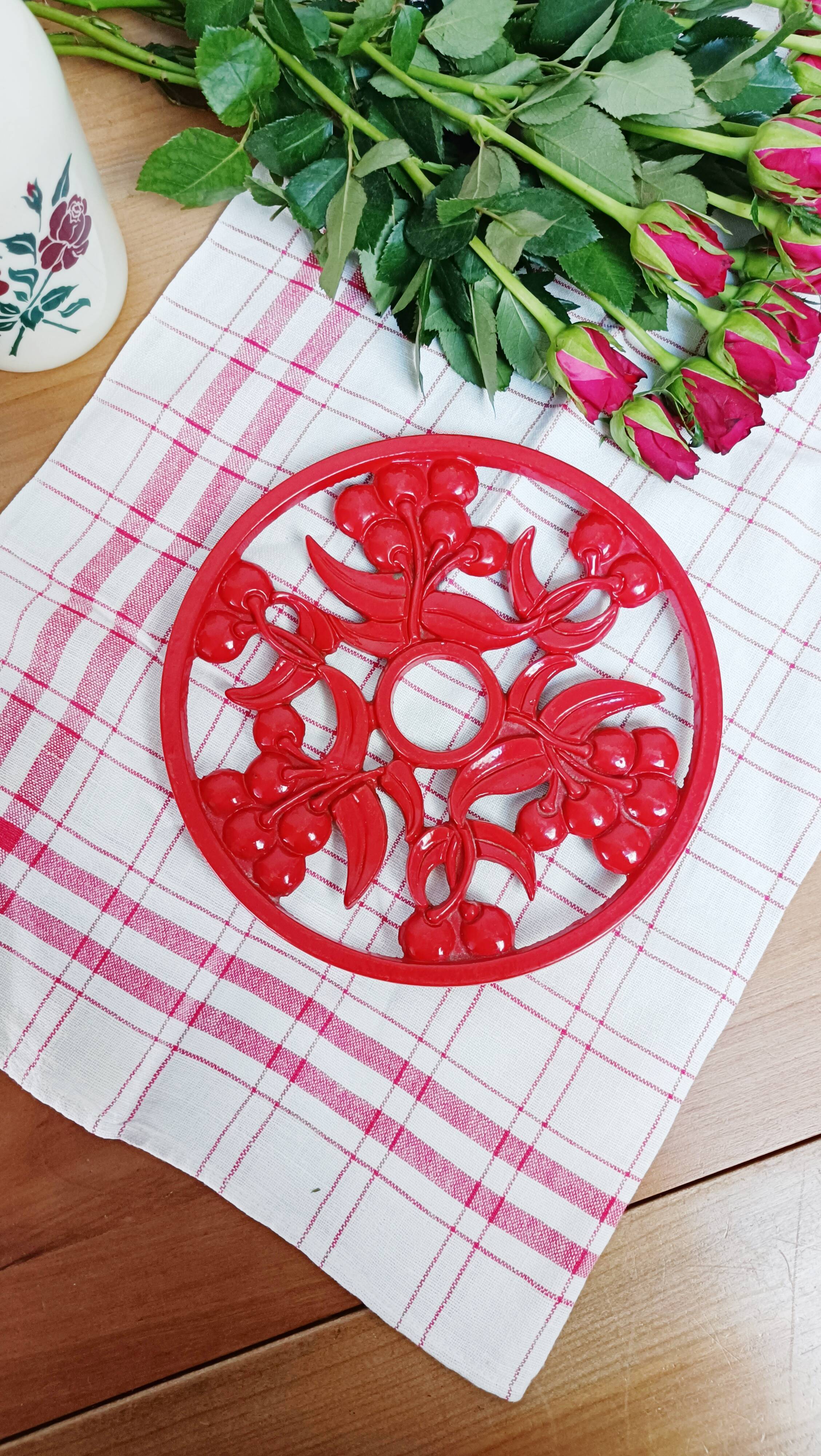 Red cast iron table mat, cherry décor