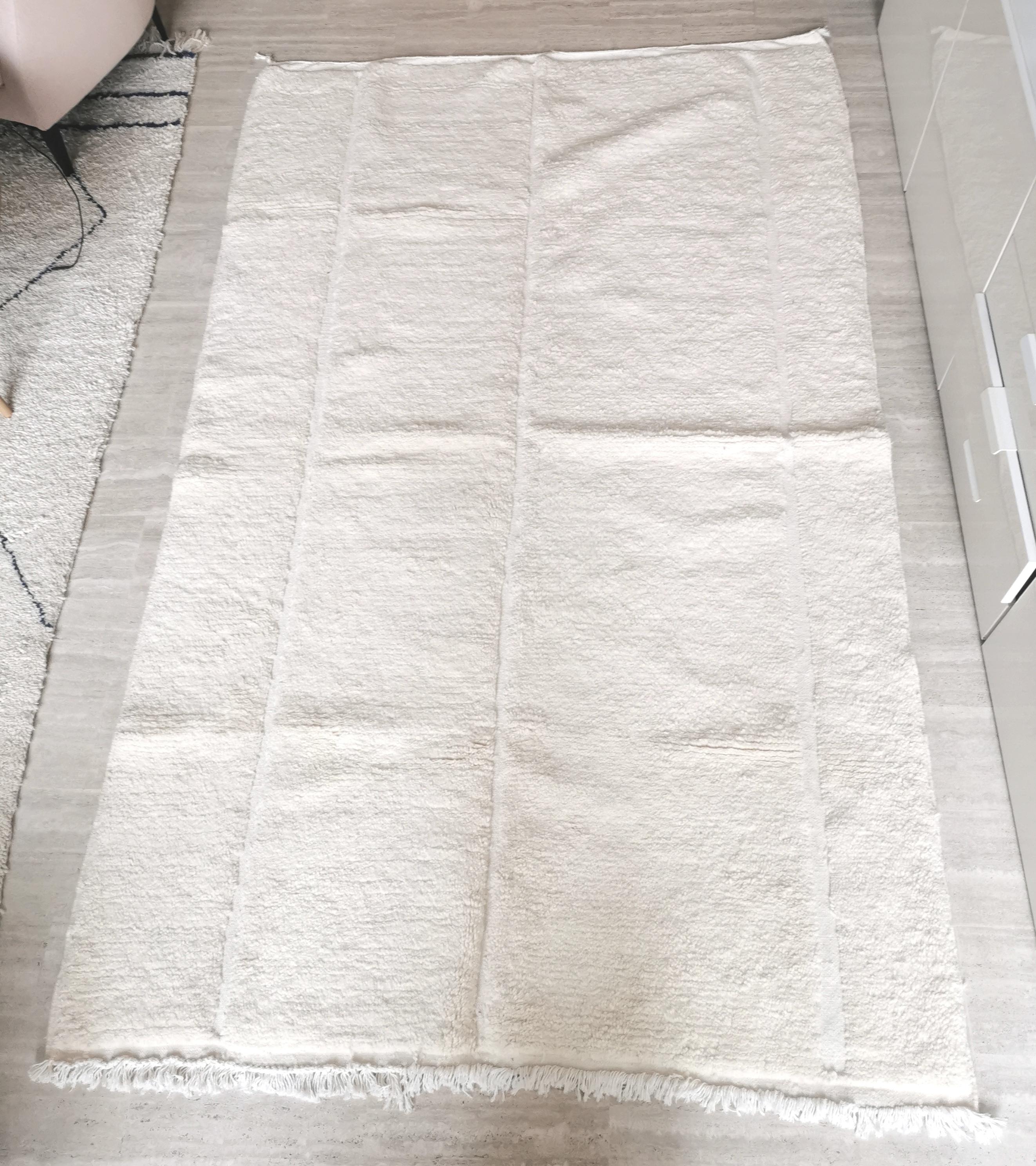 Berber carpet Béni Ouarain plain white with inlaid line patterns