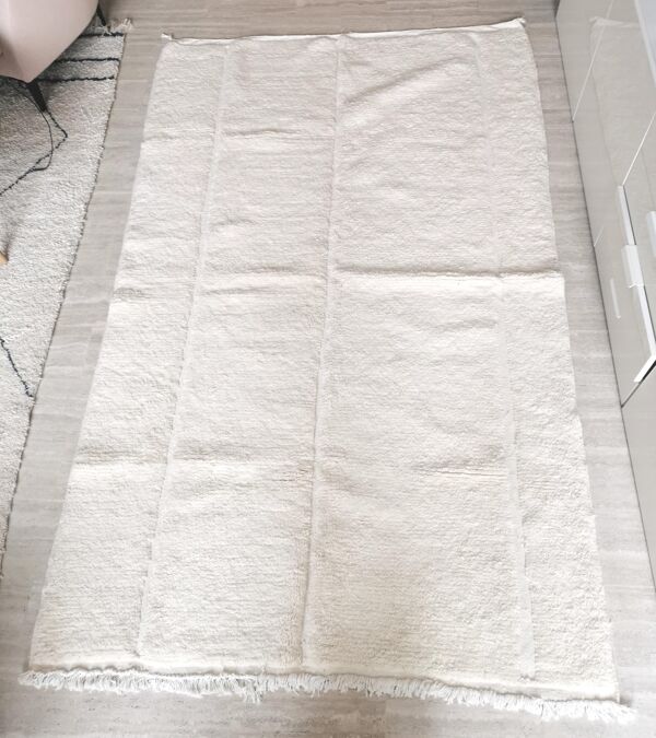 Tapis berbère béni ouarain uni blanc à motifs lignes incrustées