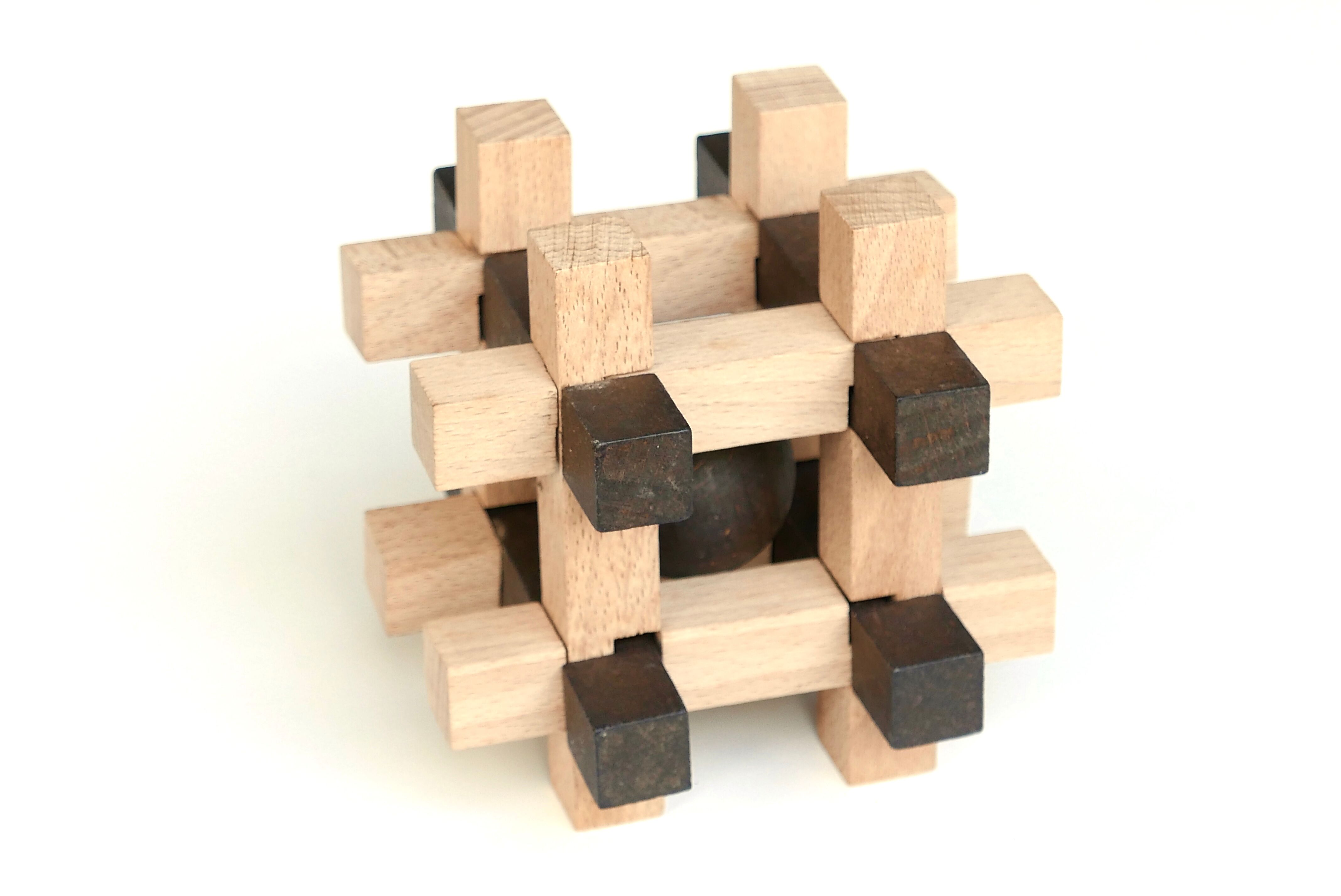 Casse tête sculptural en bois années 70