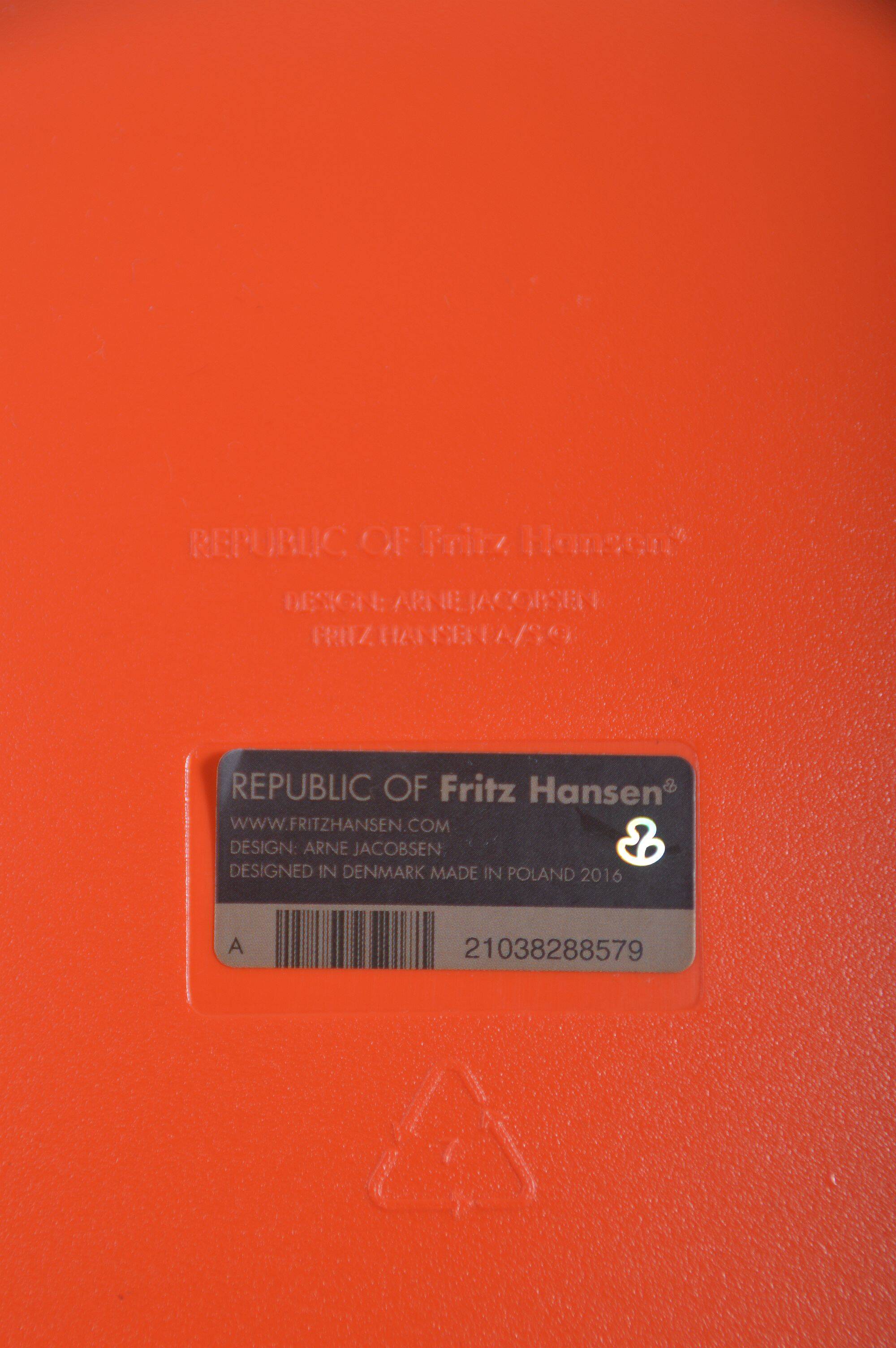 Drop 3110 chair designed by Arne Jacobsen for Fritz Hansen