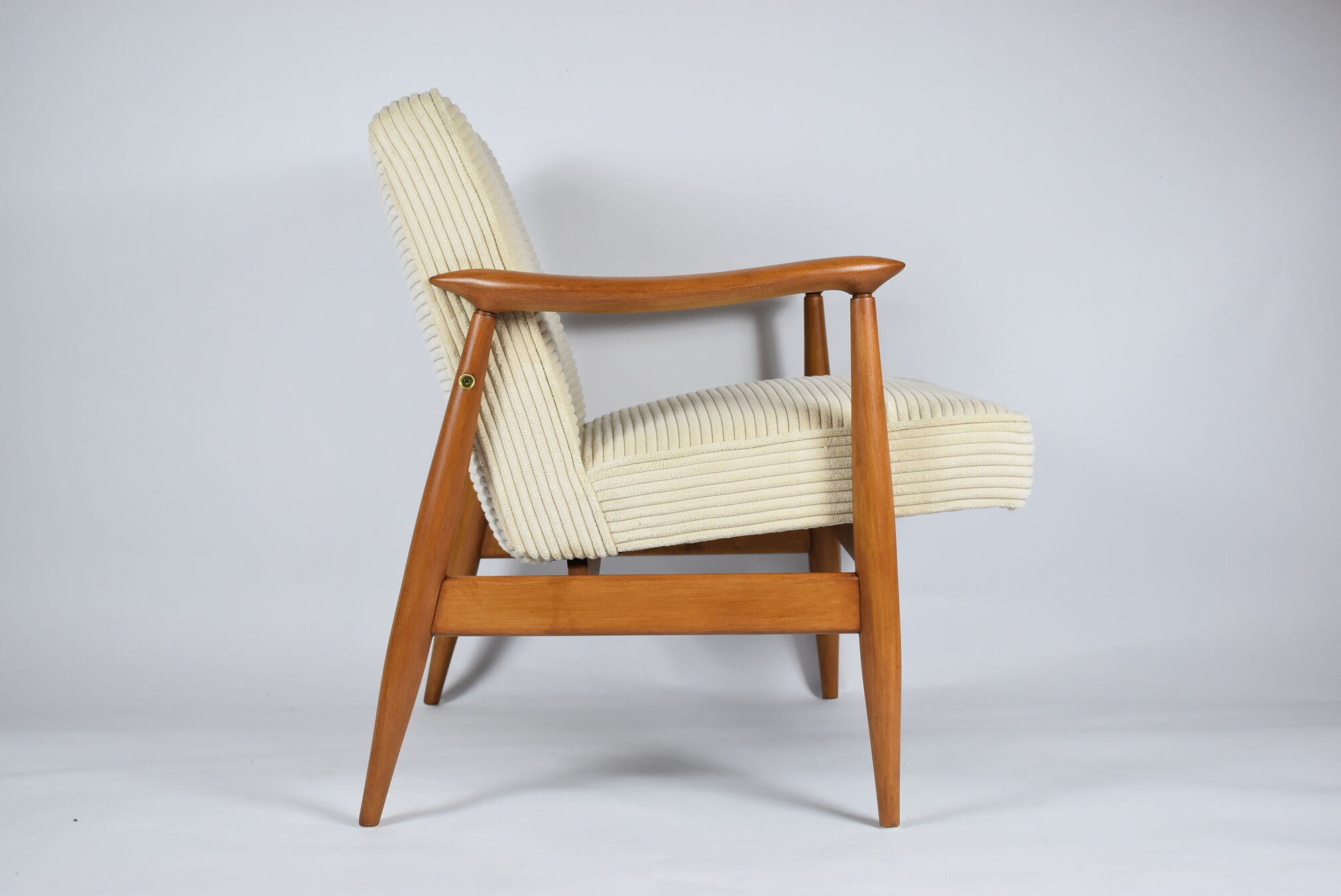 Fauteuil scandinave restauré « Kedziorek », années 1960, cordon crème, teck