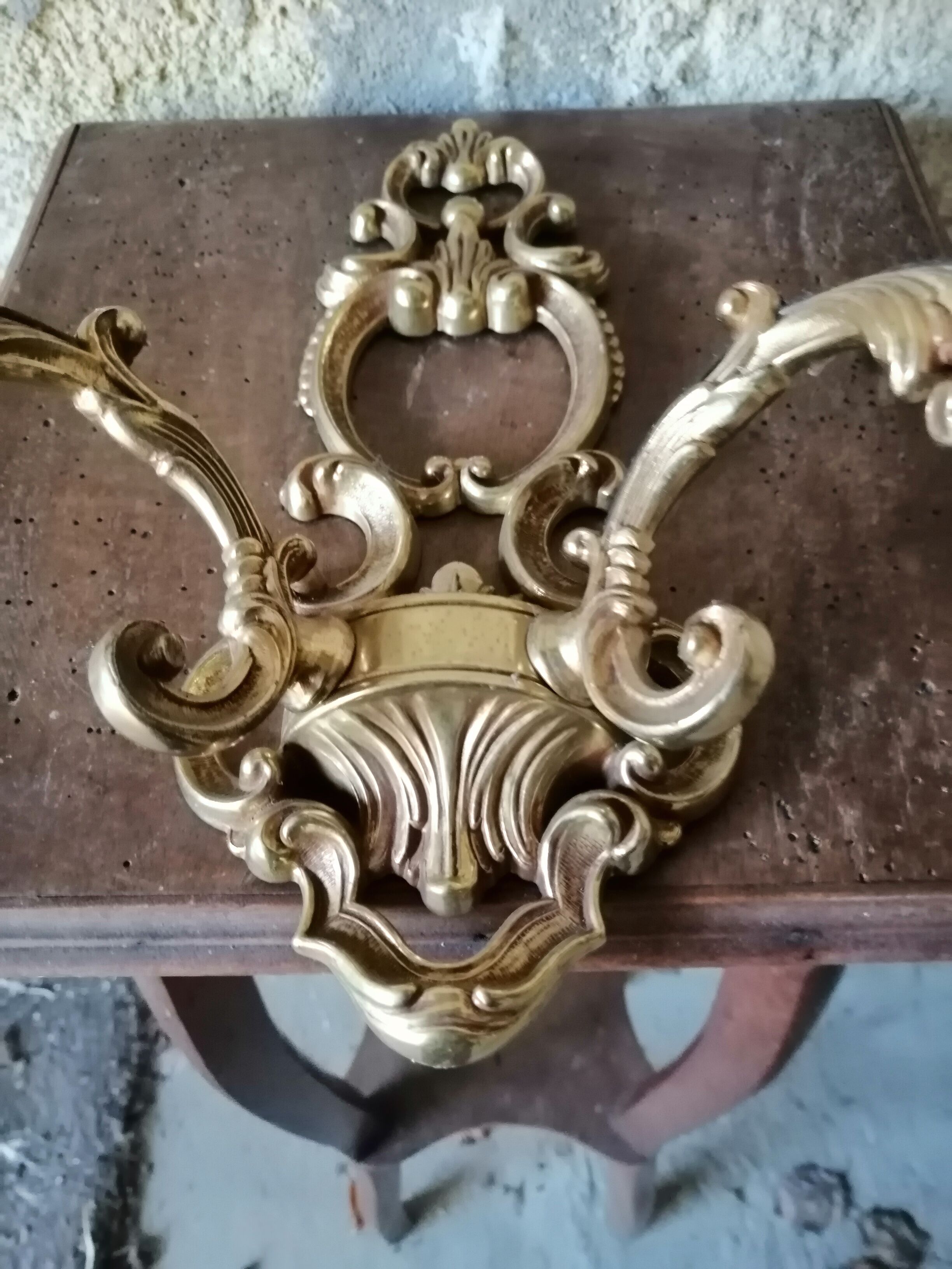 2-spoke brass wall lamp