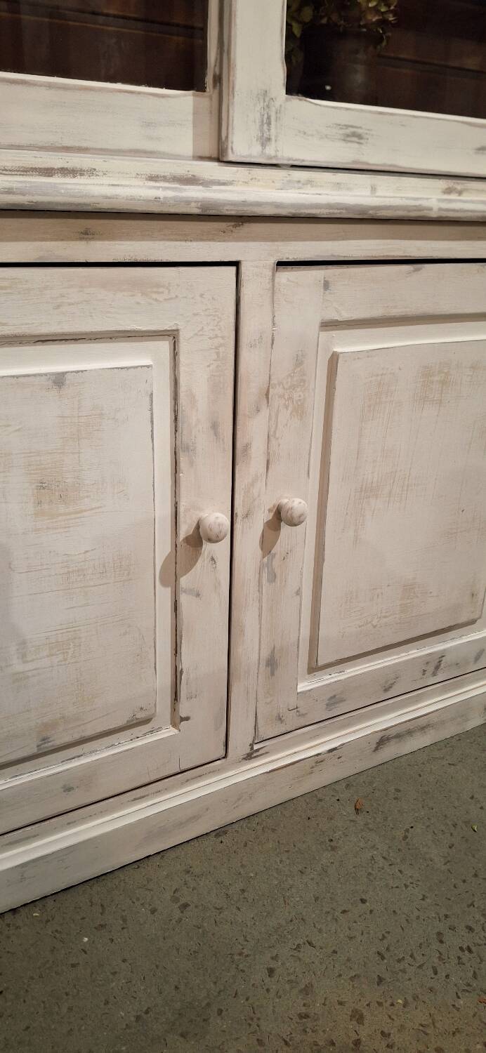 Buffet with 2 glass doors