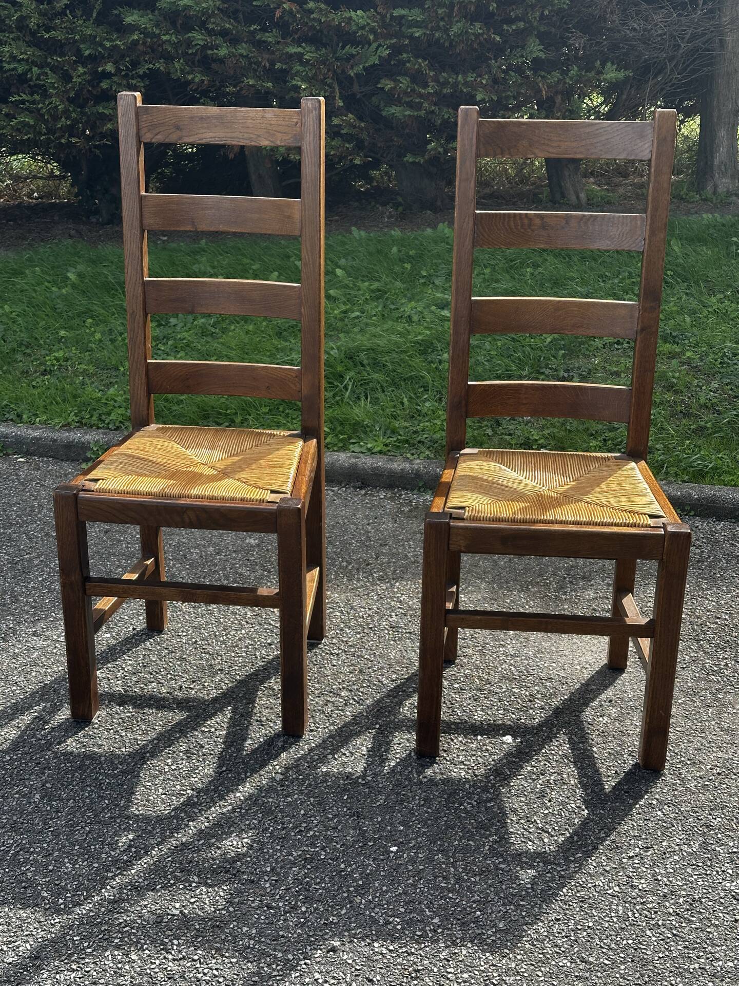 Paire de chaises en chêne et paille – années 50
