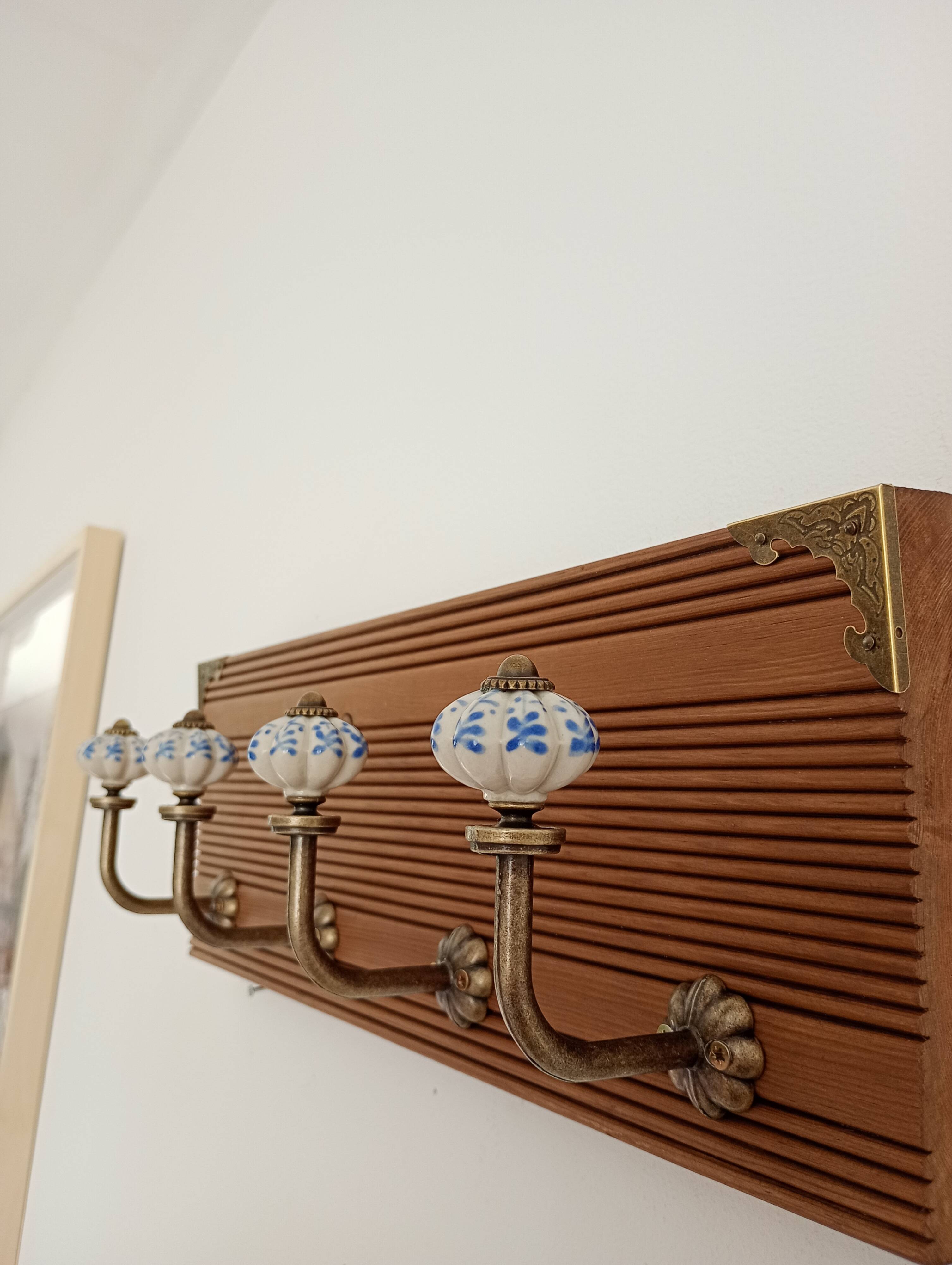 Wall-mounted coat rack with 4 ceramic hooks in blue and white, vintage style.
