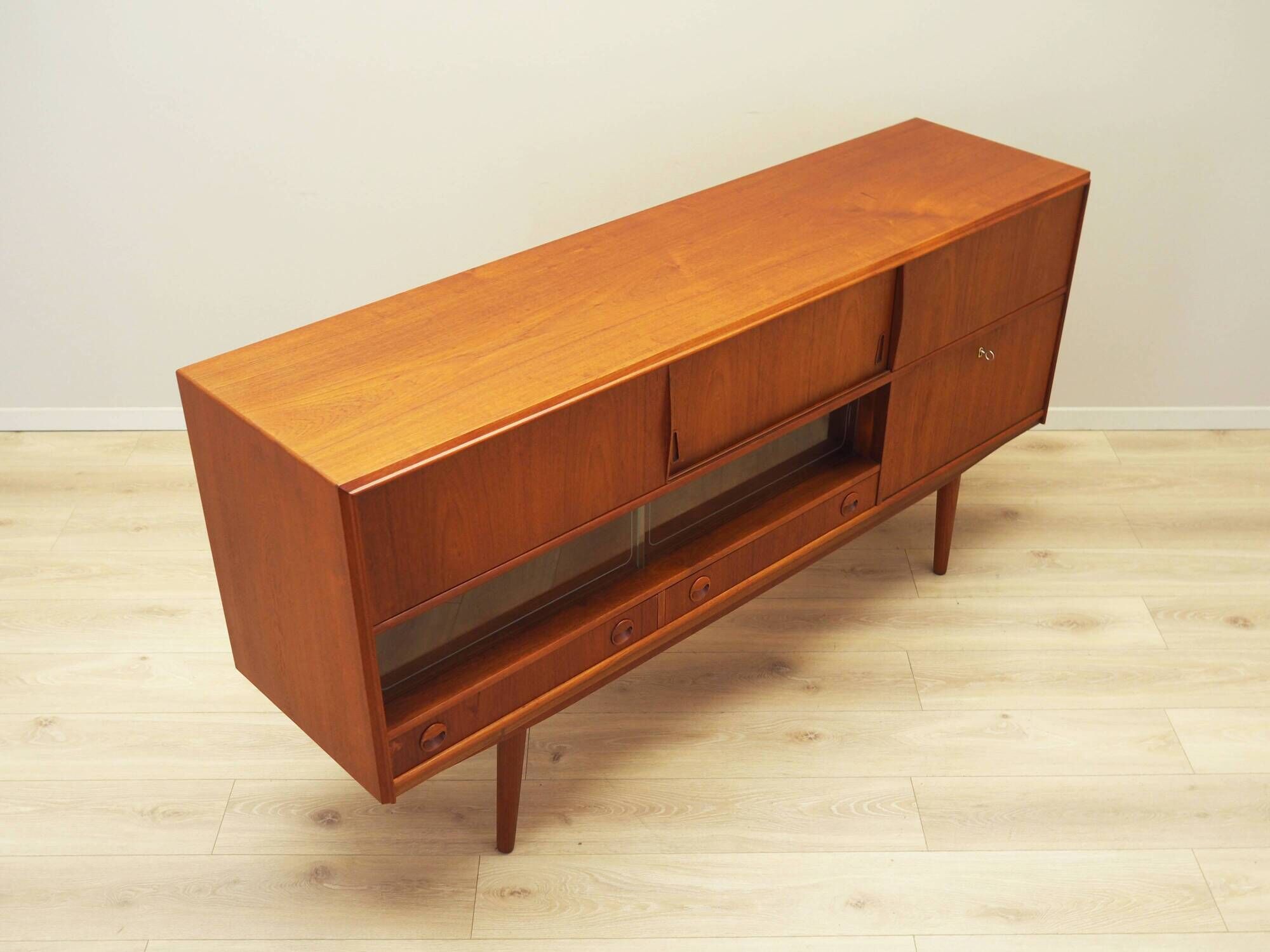 Buffet haut en teck, design danois, années 1970, production : Danemark