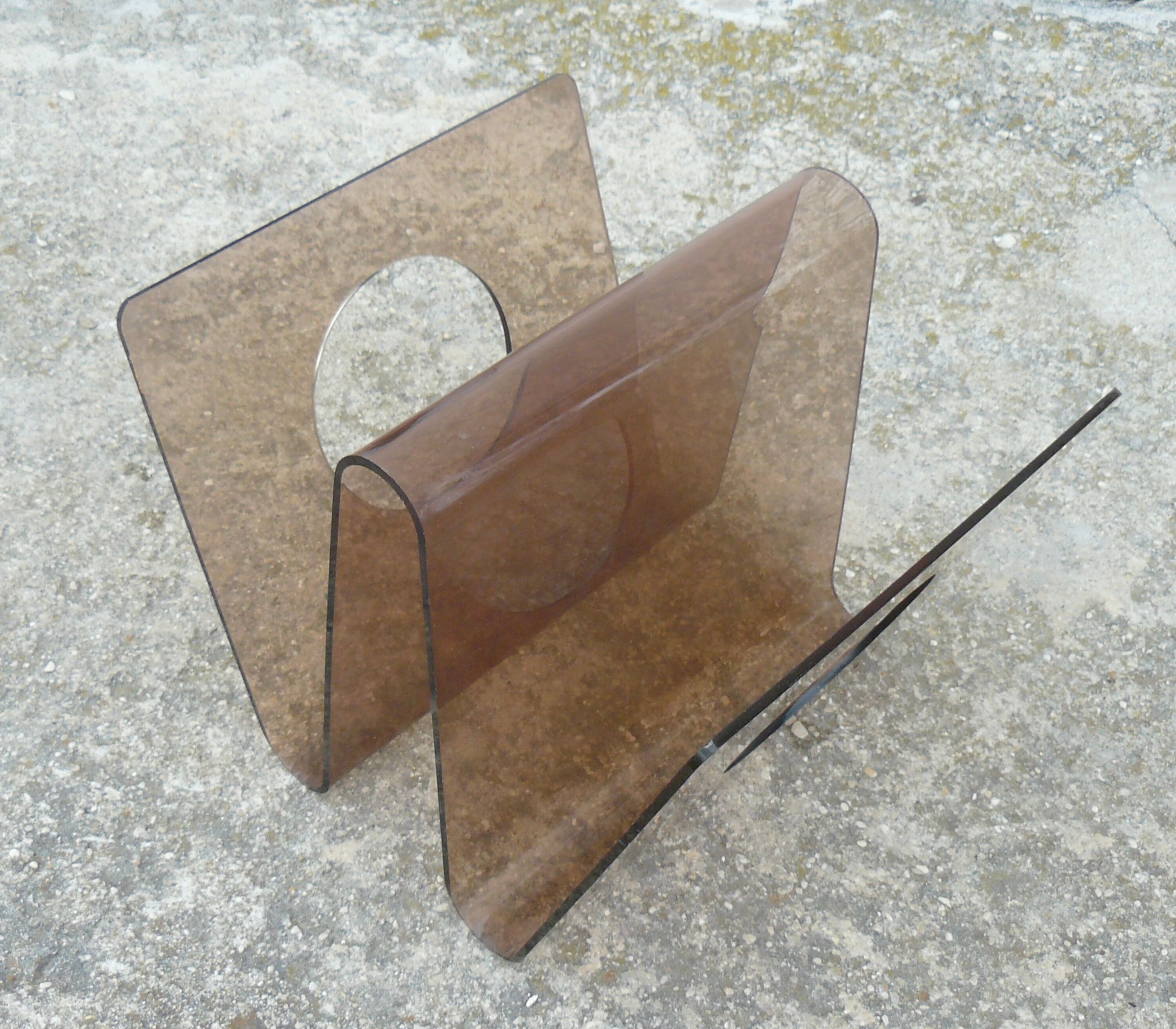 Plexiglass design magazine holder de Michel Dumas for Roche Bobois, 1960